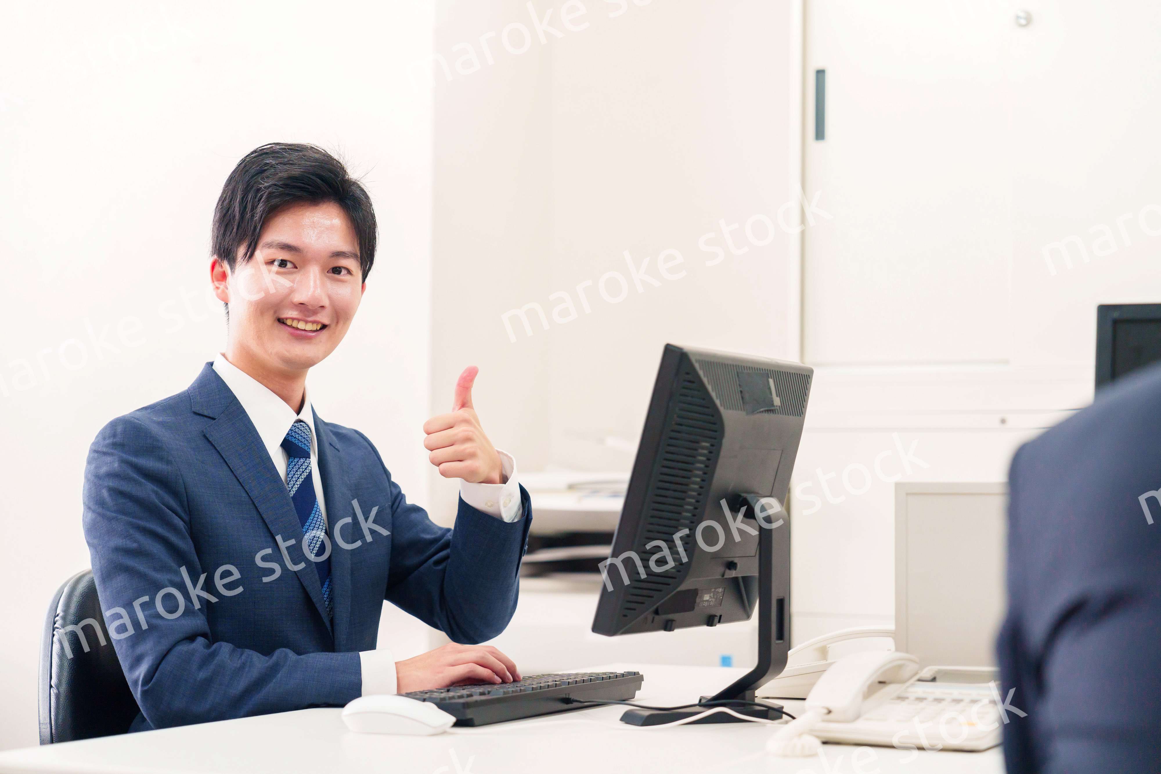 オフィスでデスクワークをする若い男性