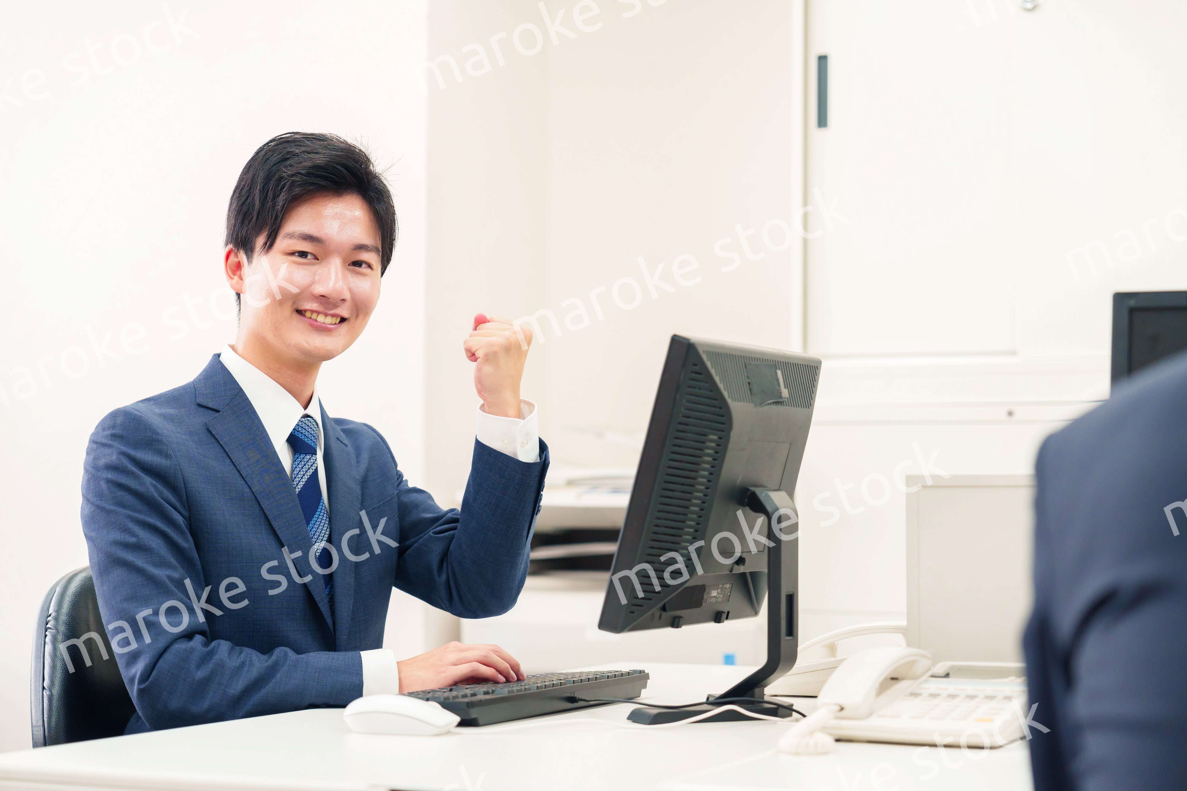 オフィスでデスクワークをする若い男性