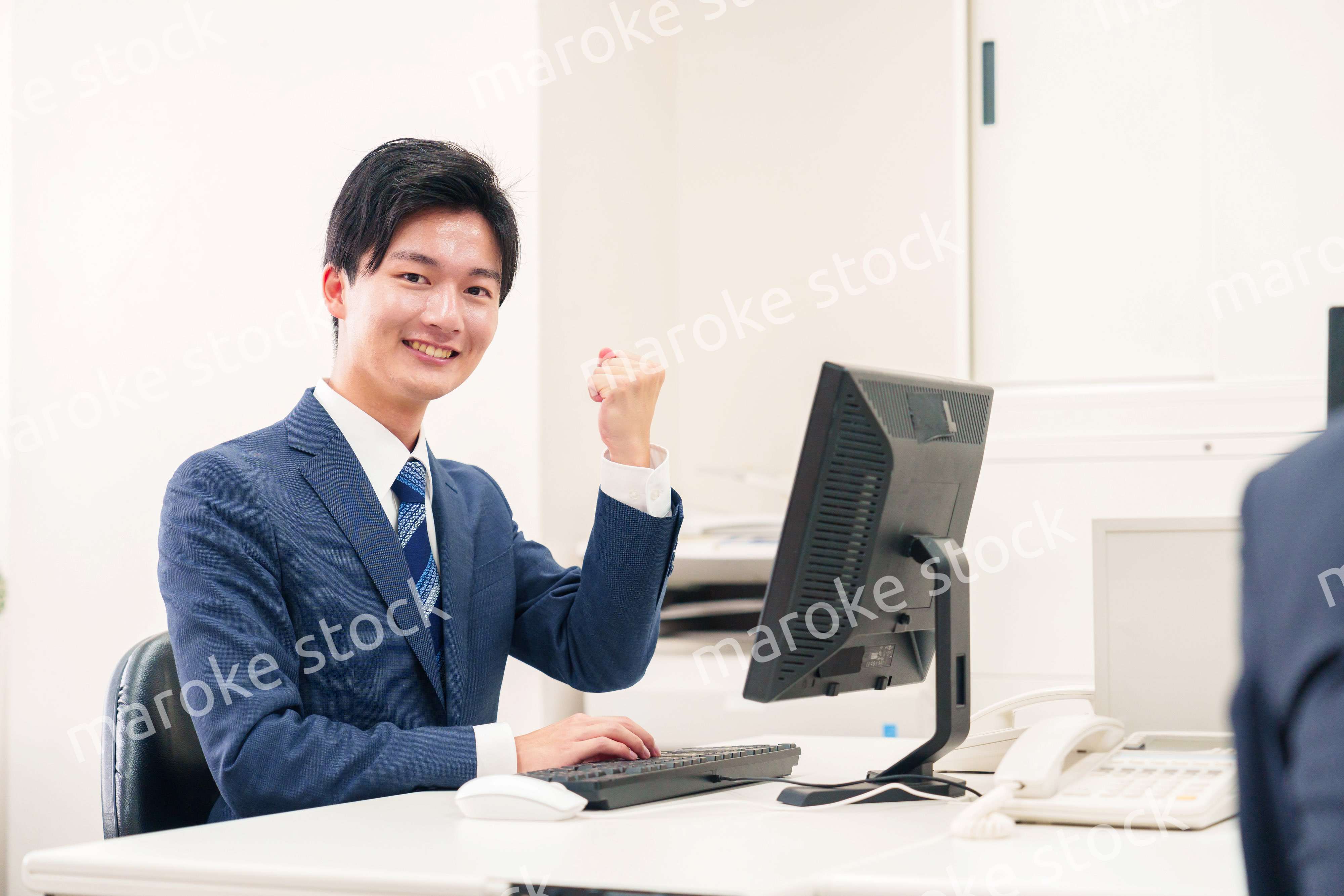 オフィスでデスクワークをする若い男性