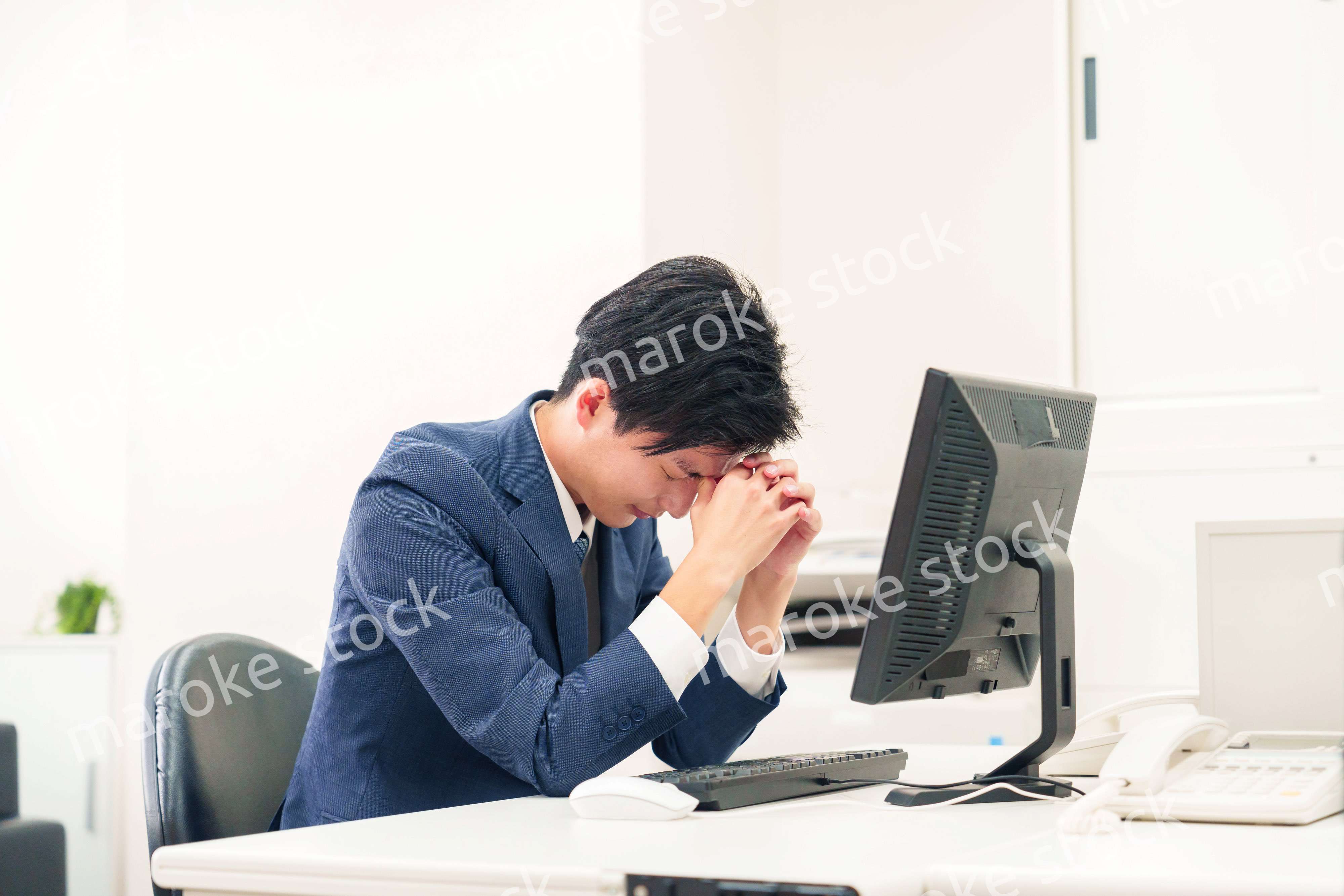オフィスでドライアイに苦しむビジネスマン