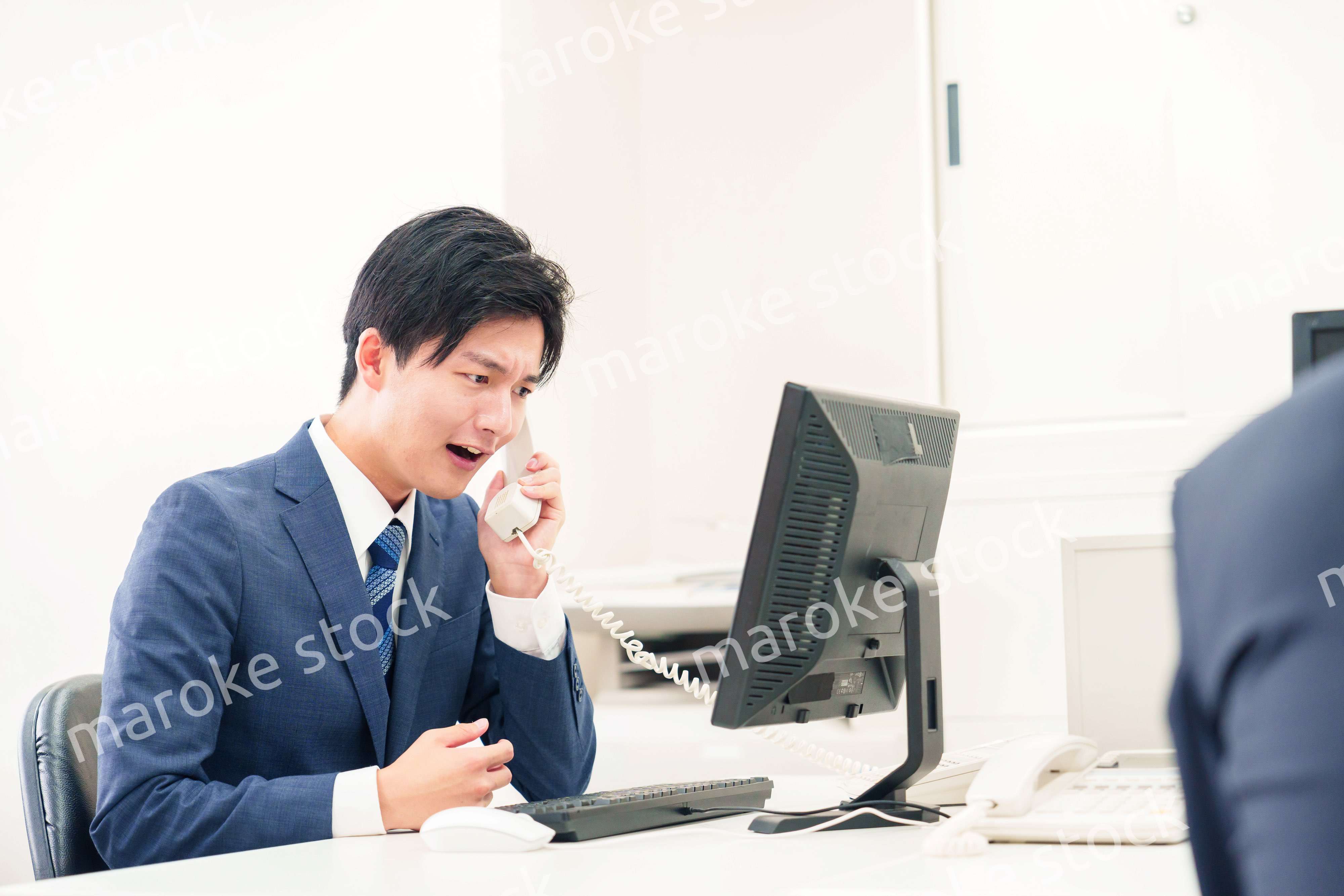 電話で怒鳴るビジネスマンの男性