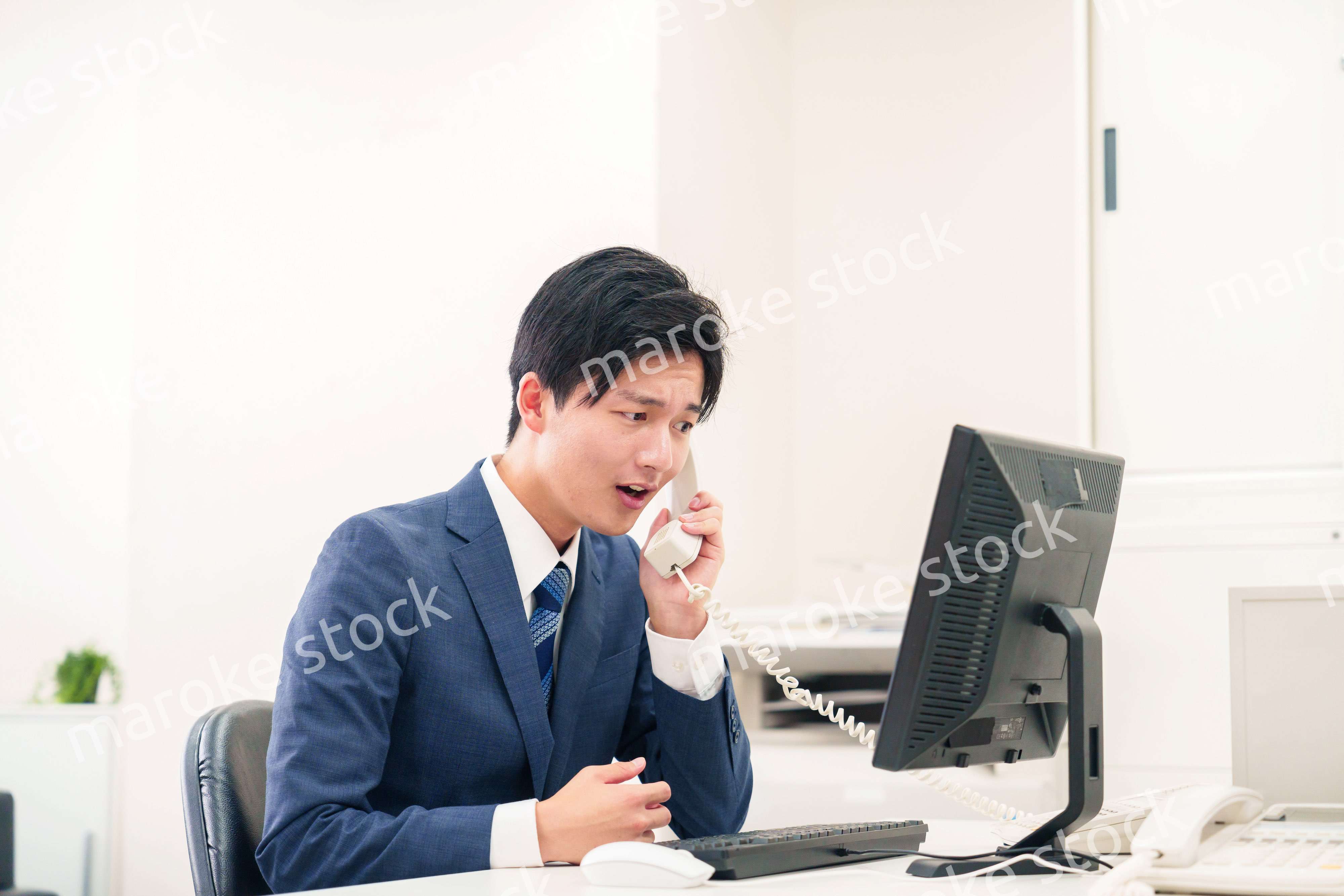 電話で怒鳴るビジネスマンの男性