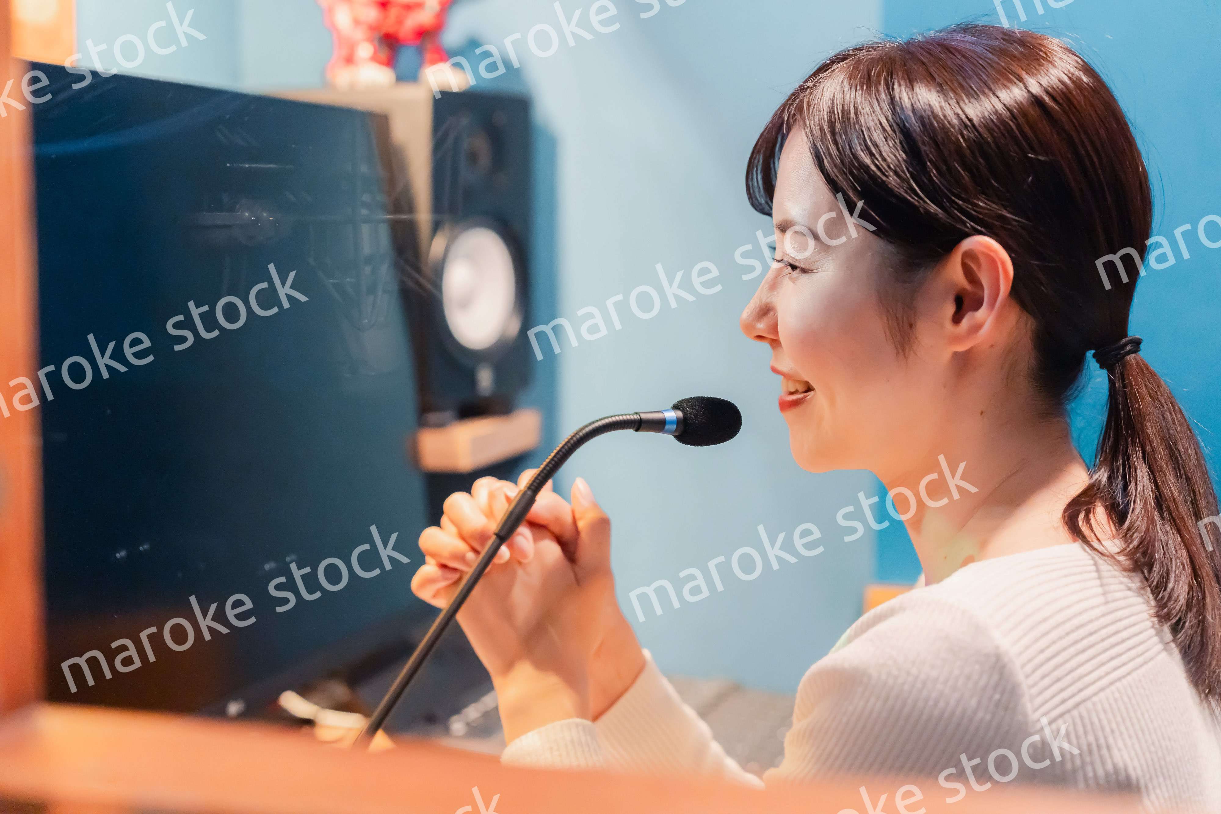 ラジオ番組で話す女性アナウンサー