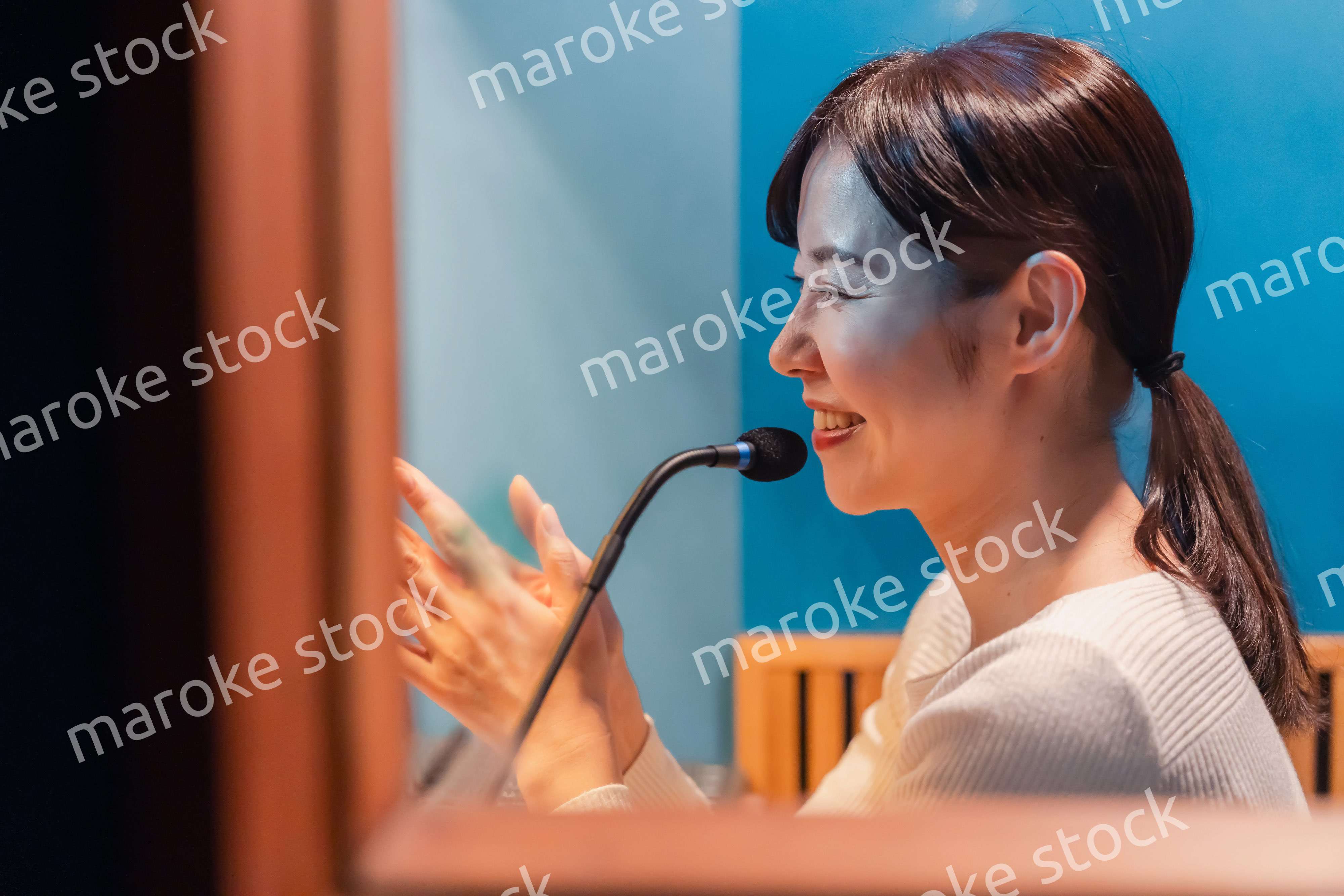 ラジオ番組で話す女性アナウンサー