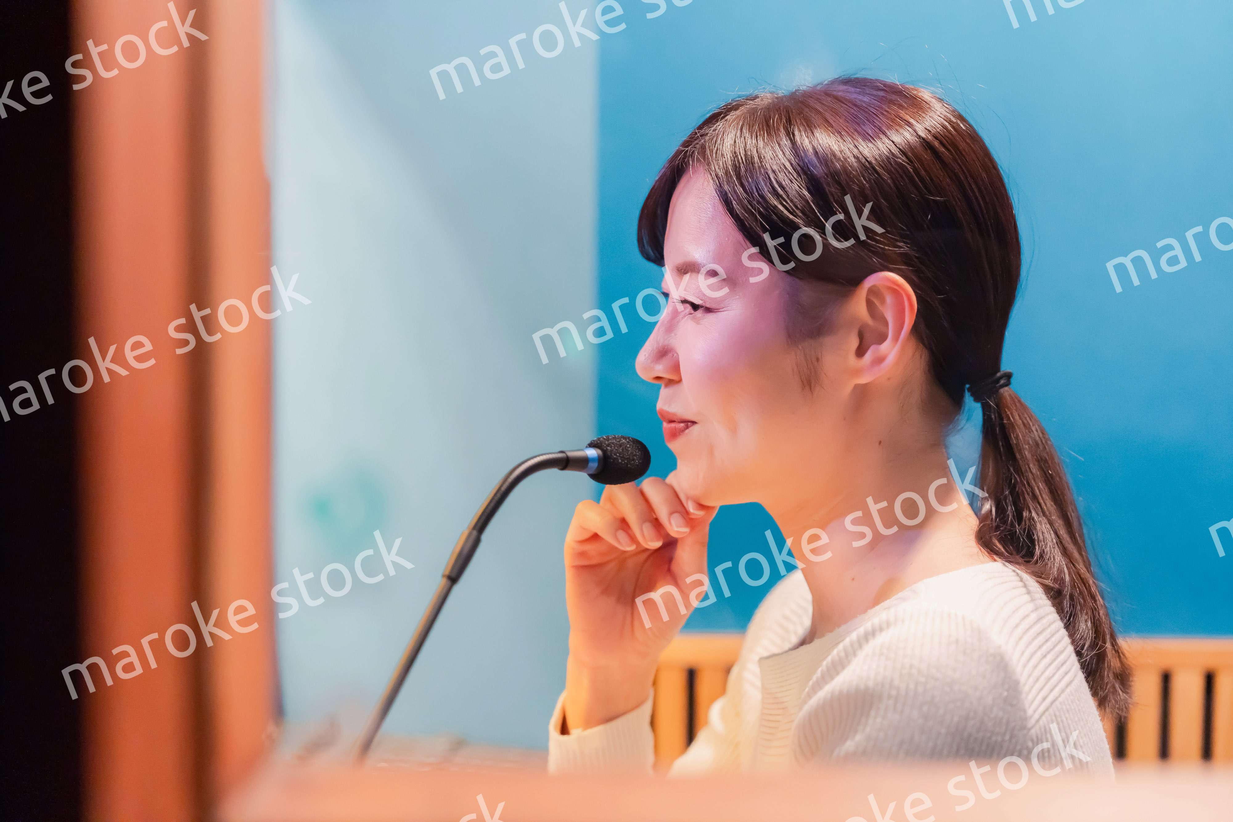 ラジオ番組で話す女性アナウンサー