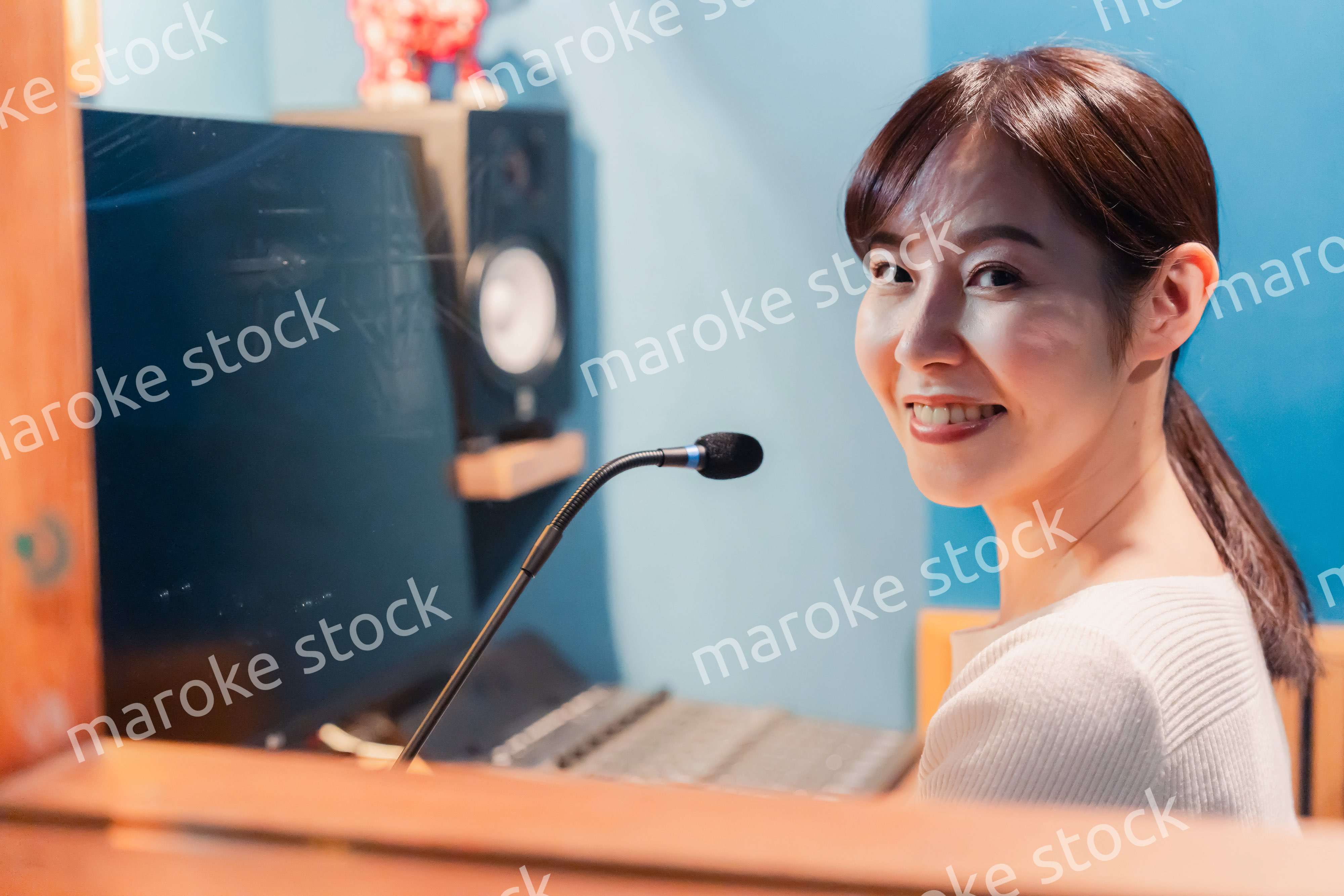 ラジオ番組で話す女性アナウンサー