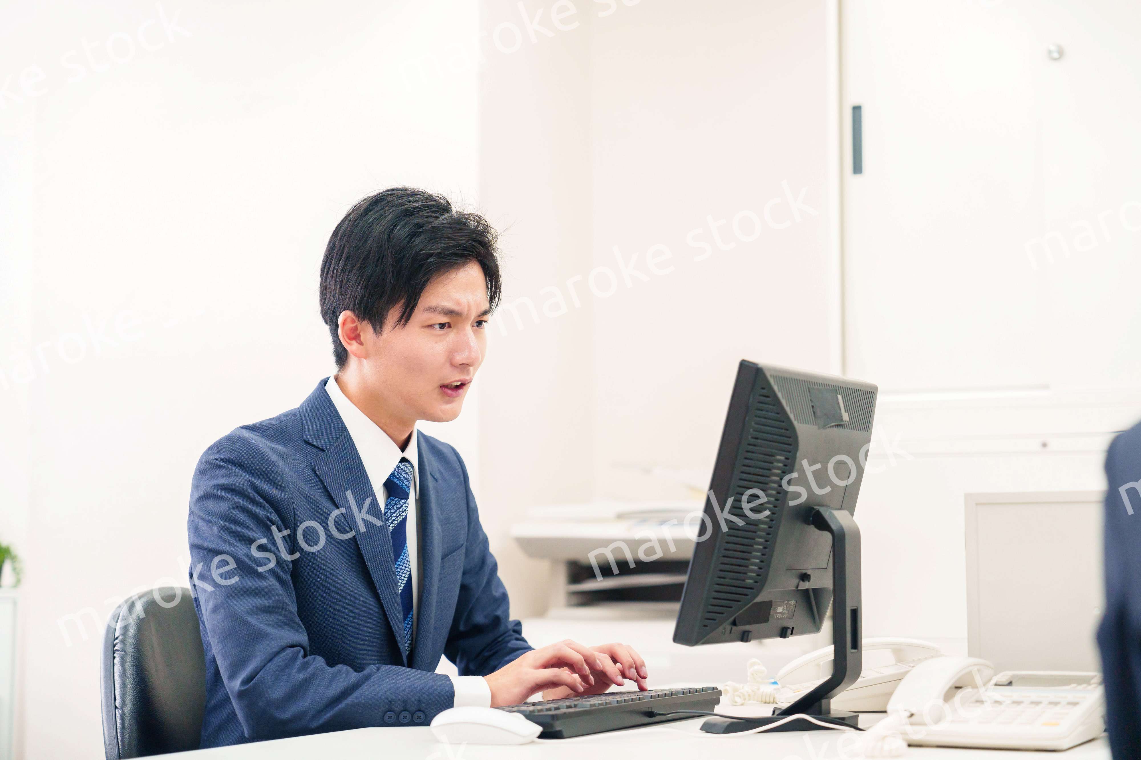 仕事がうまくいかずネガティブな表情を浮かべるビジネスマン