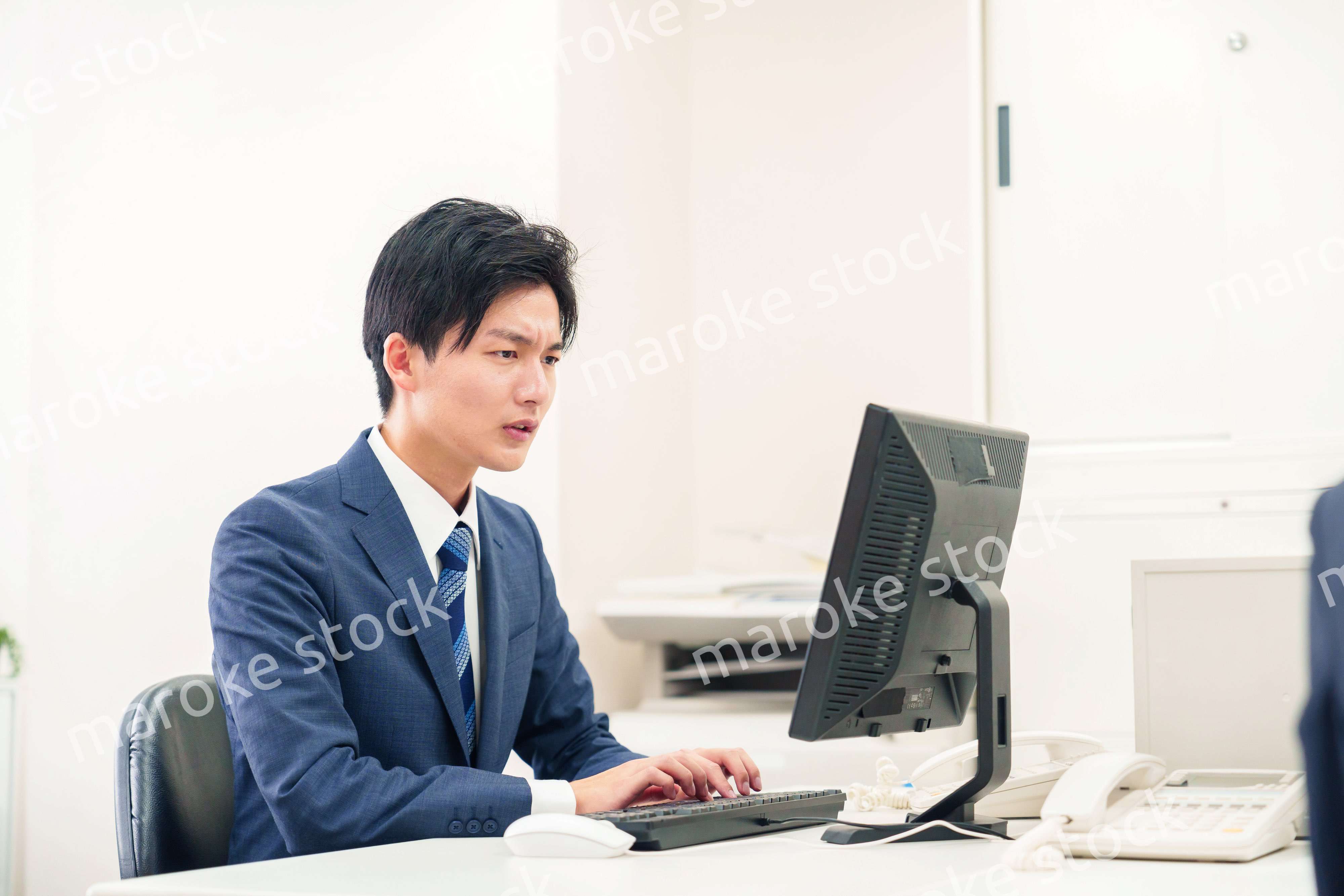 仕事がうまくいかずネガティブな表情を浮かべるビジネスマン