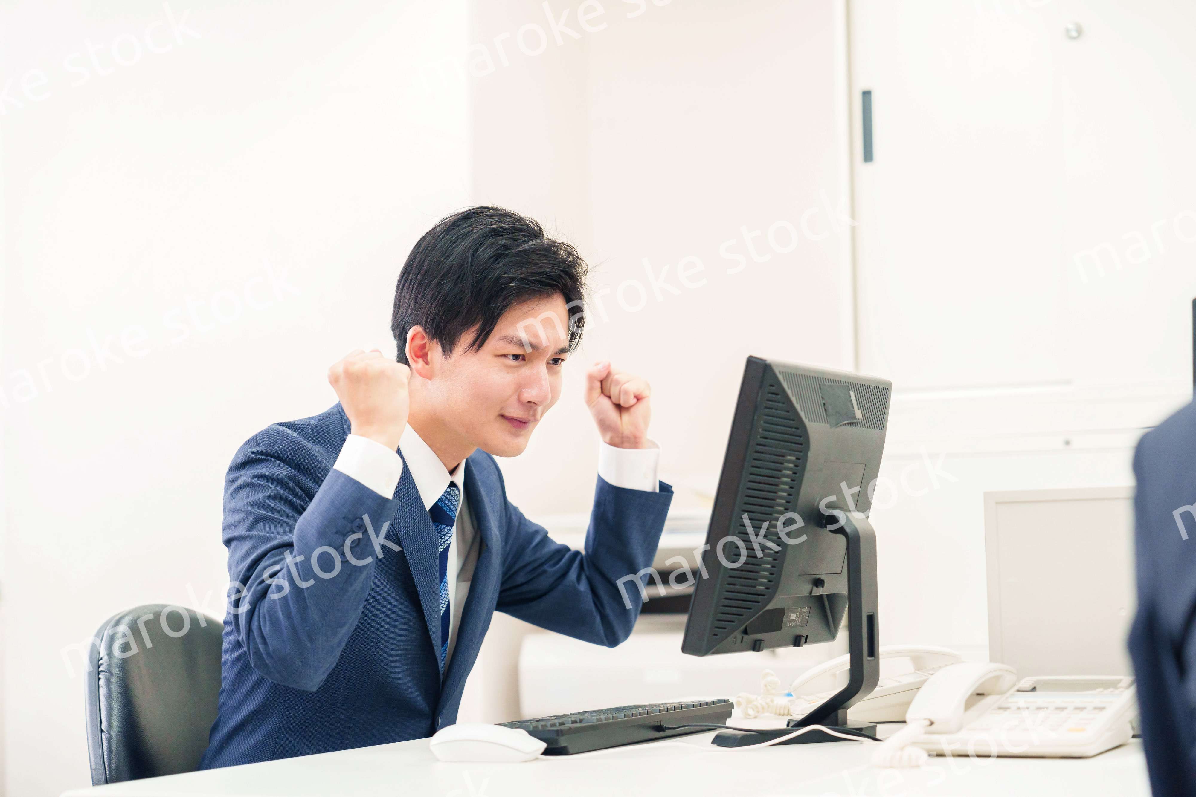 仕事がうまくいかずネガティブな表情を浮かべるビジネスマン