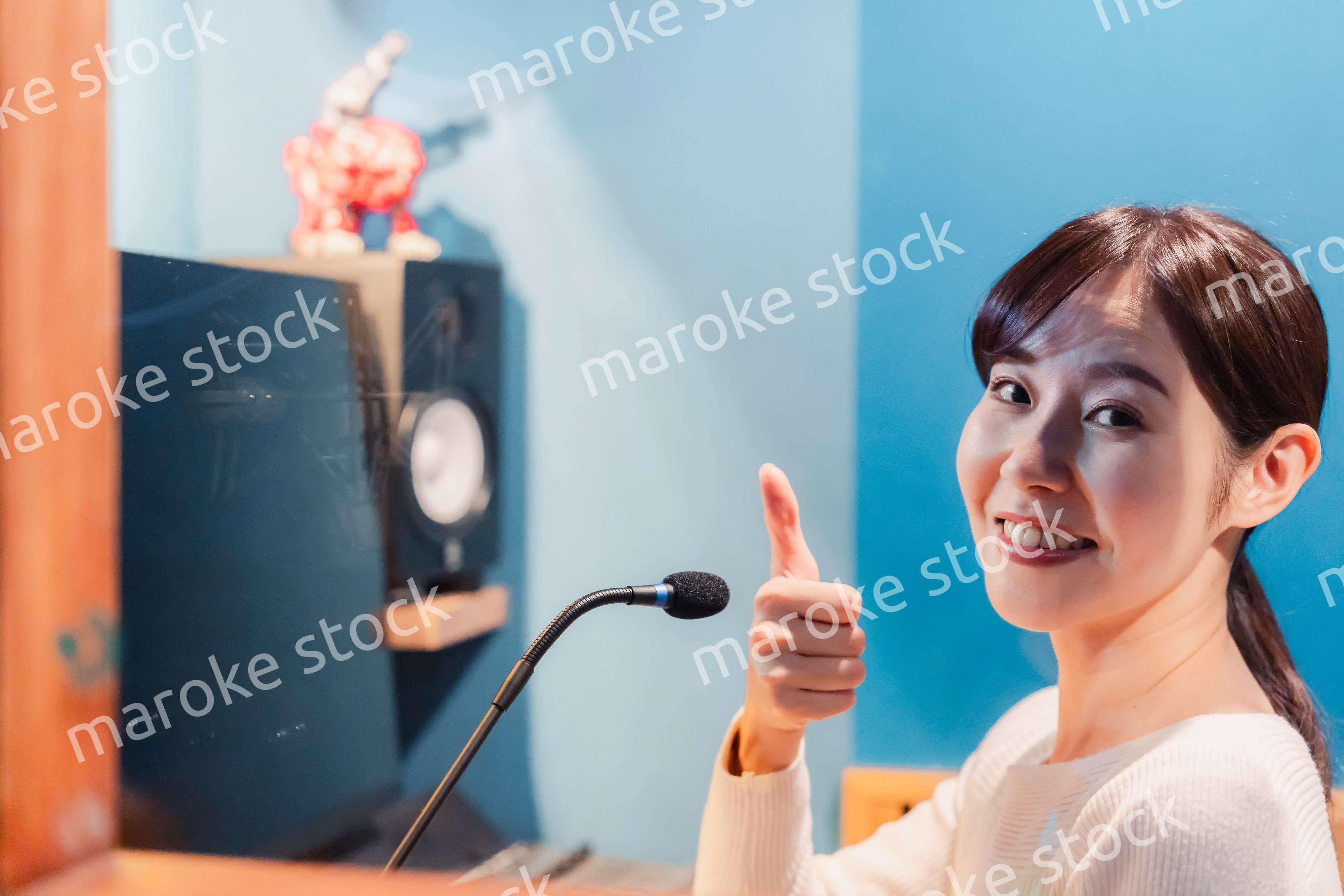 ラジオ番組で話す女性アナウンサー