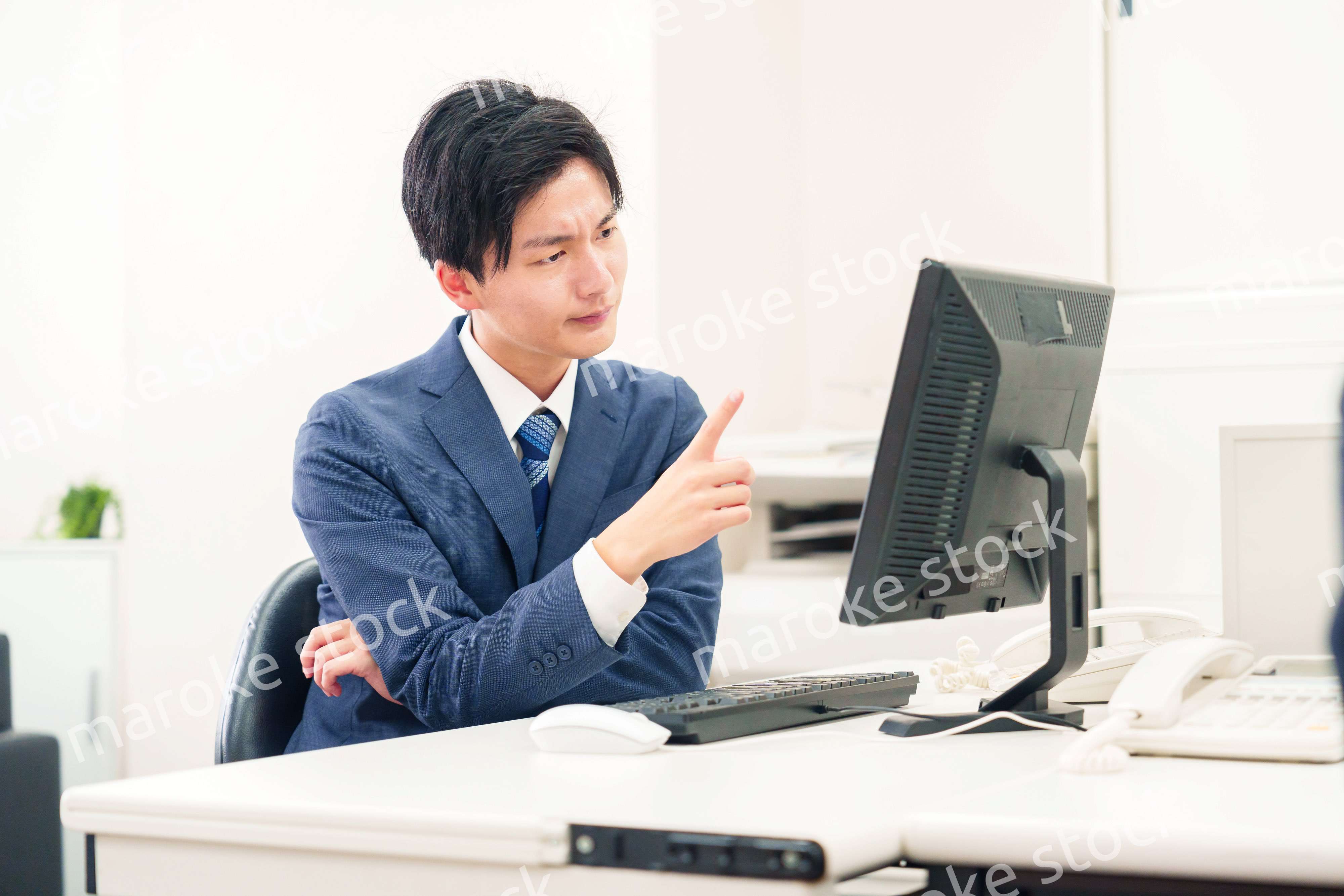 仕事がうまくいかずネガティブな表情を浮かべるビジネスマン