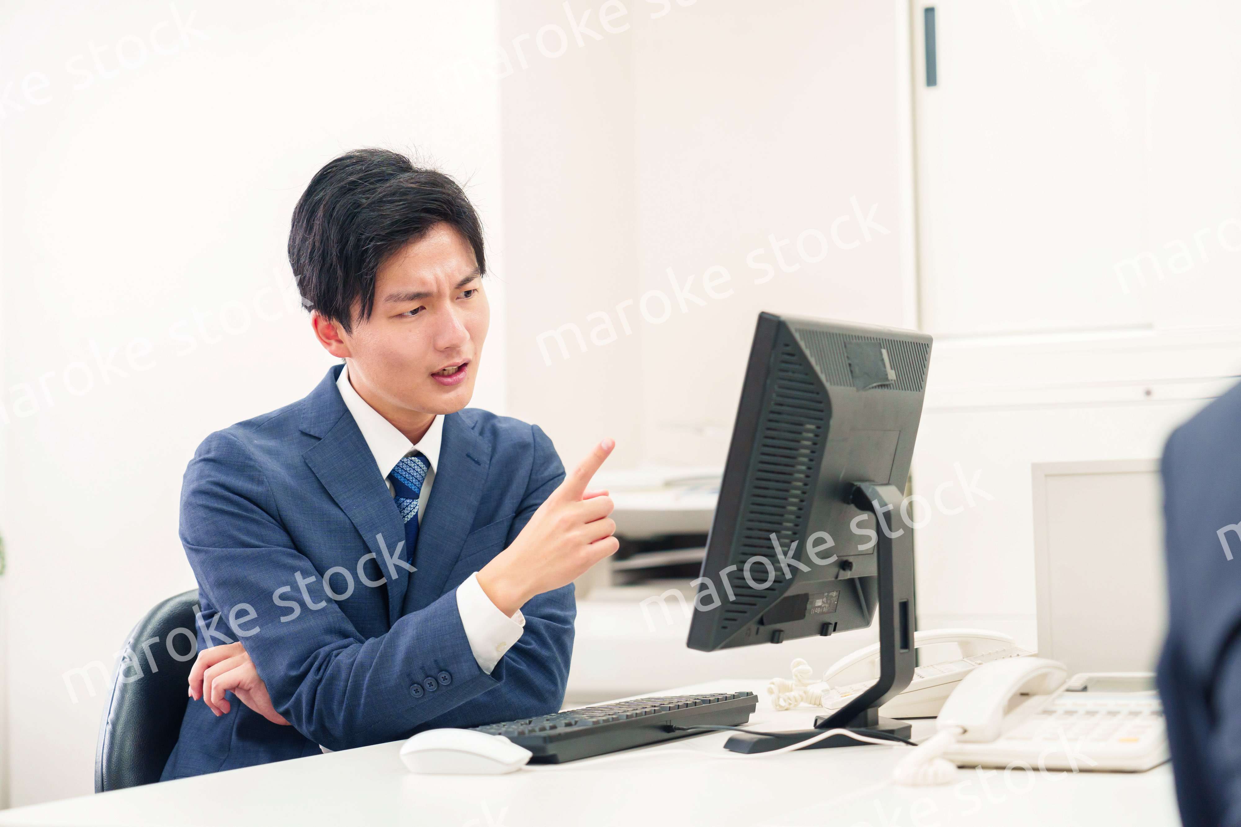 仕事がうまくいかずネガティブな表情を浮かべるビジネスマン