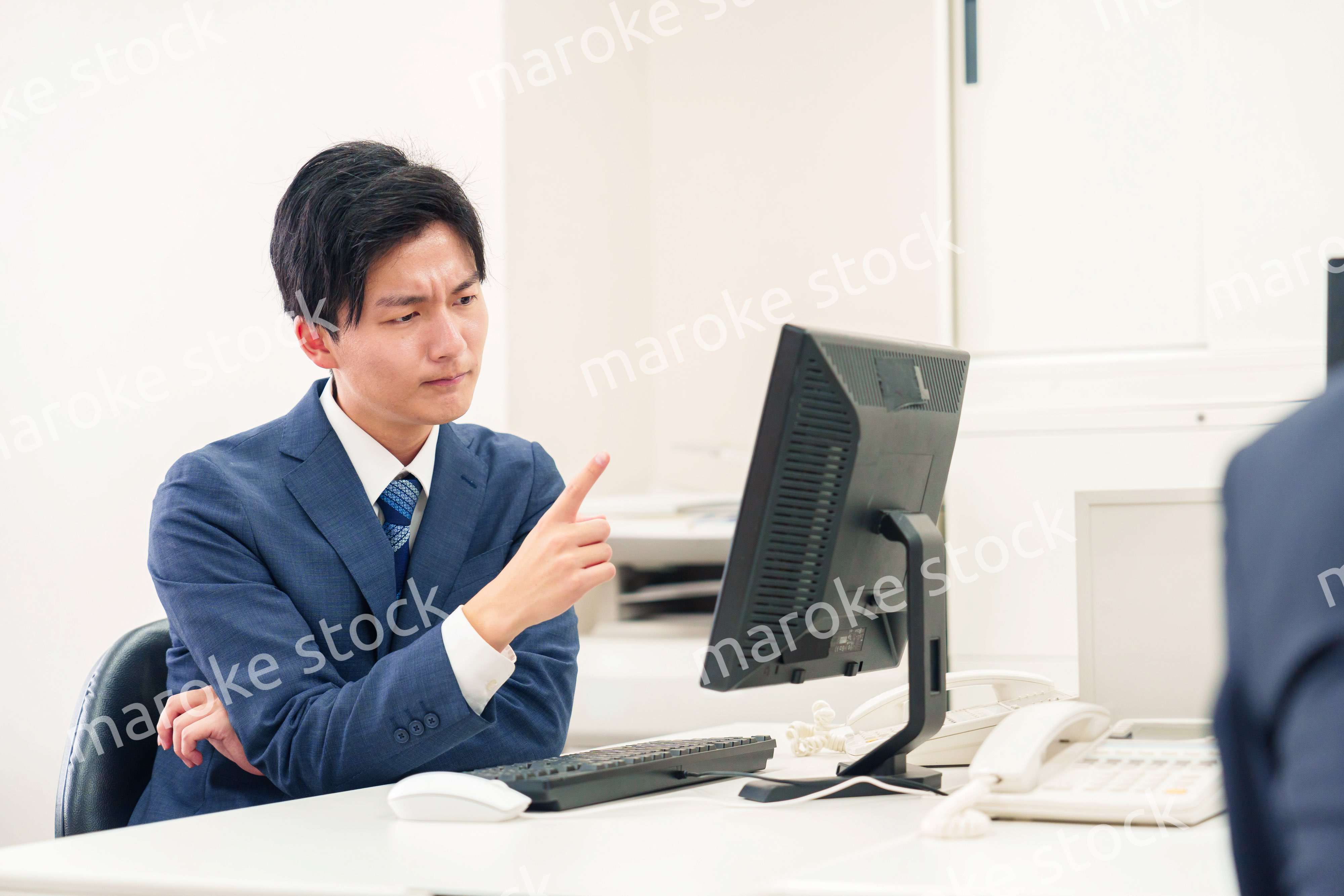 仕事がうまくいかずネガティブな表情を浮かべるビジネスマン