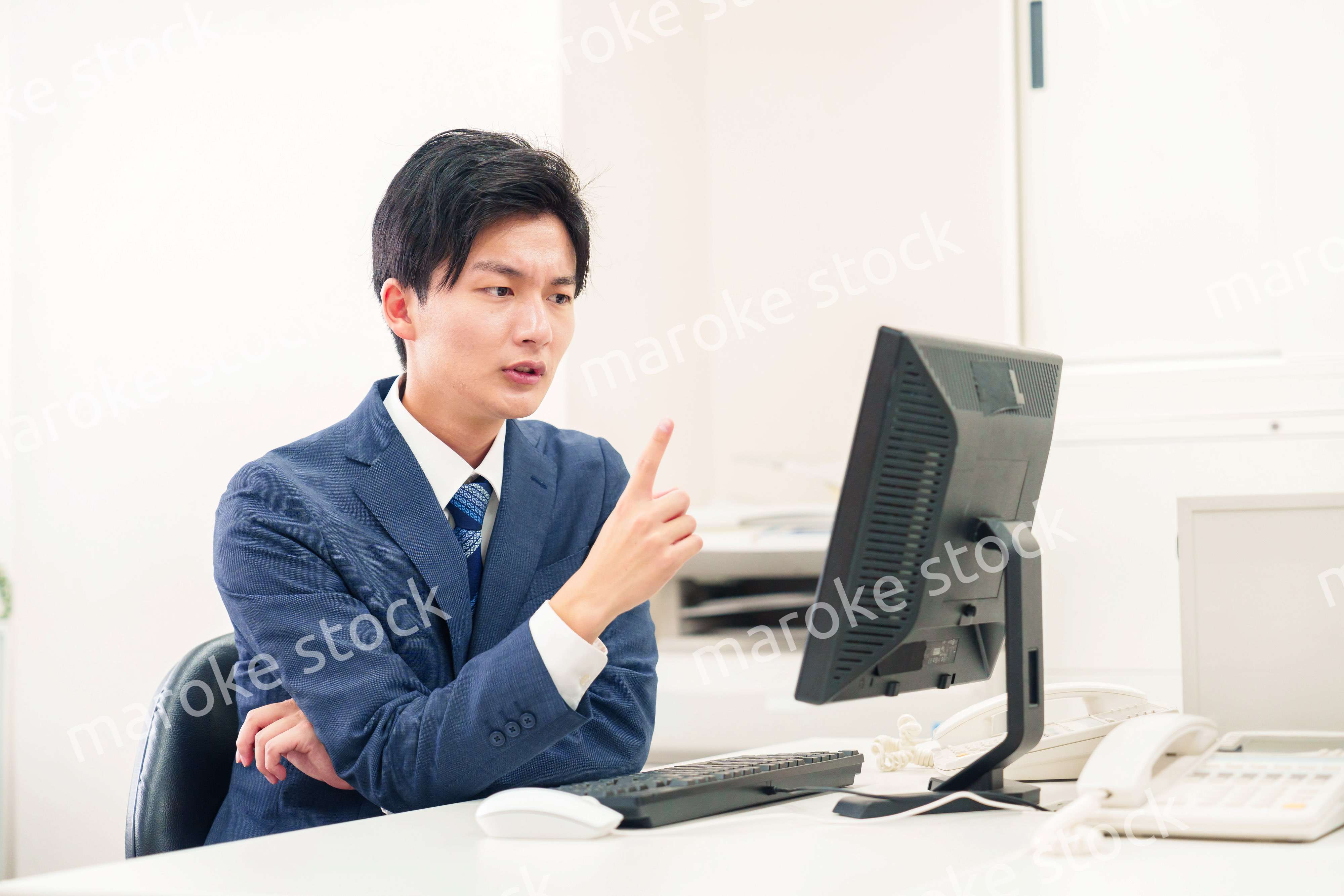 仕事がうまくいかずネガティブな表情を浮かべるビジネスマン