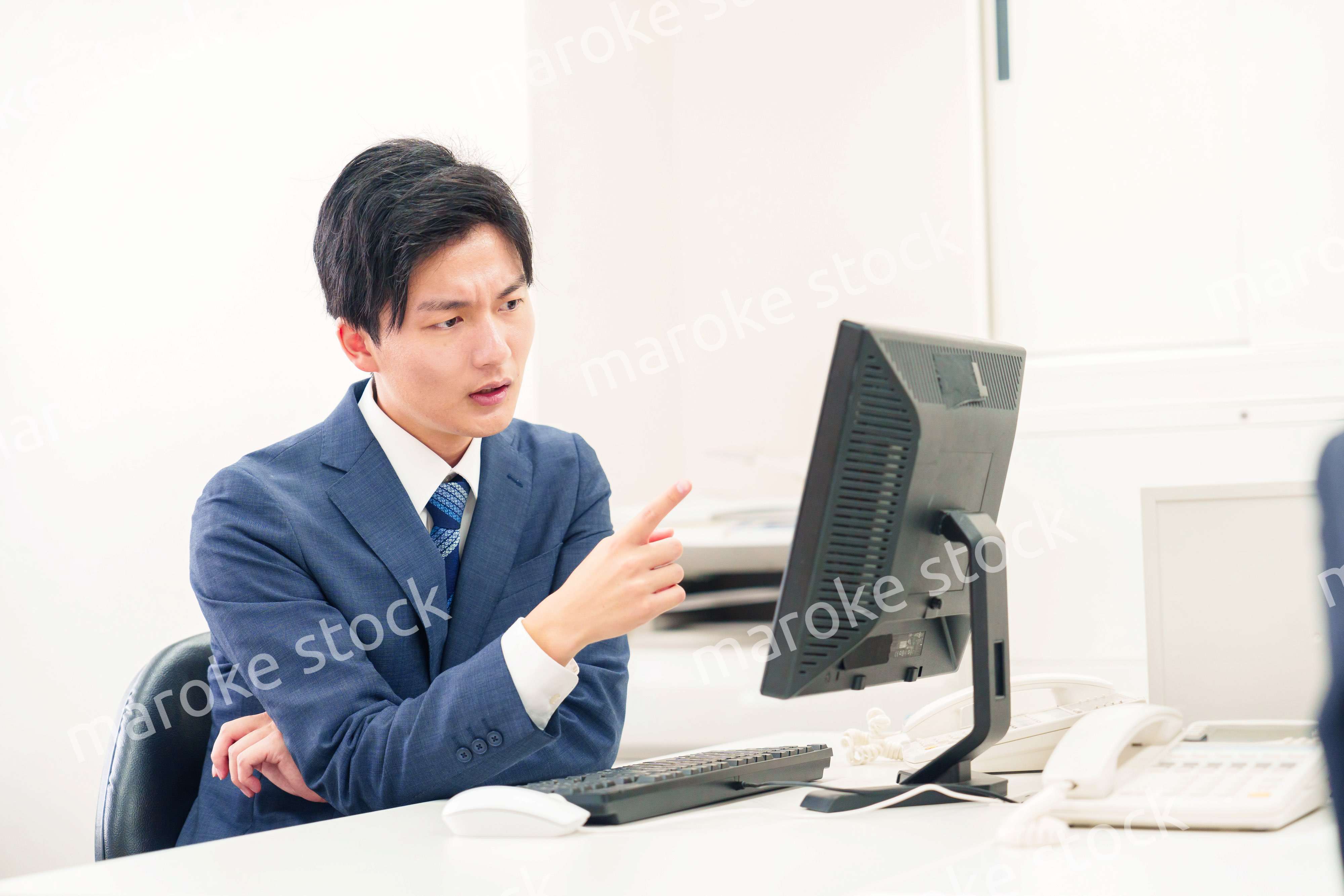 仕事がうまくいかずネガティブな表情を浮かべるビジネスマン