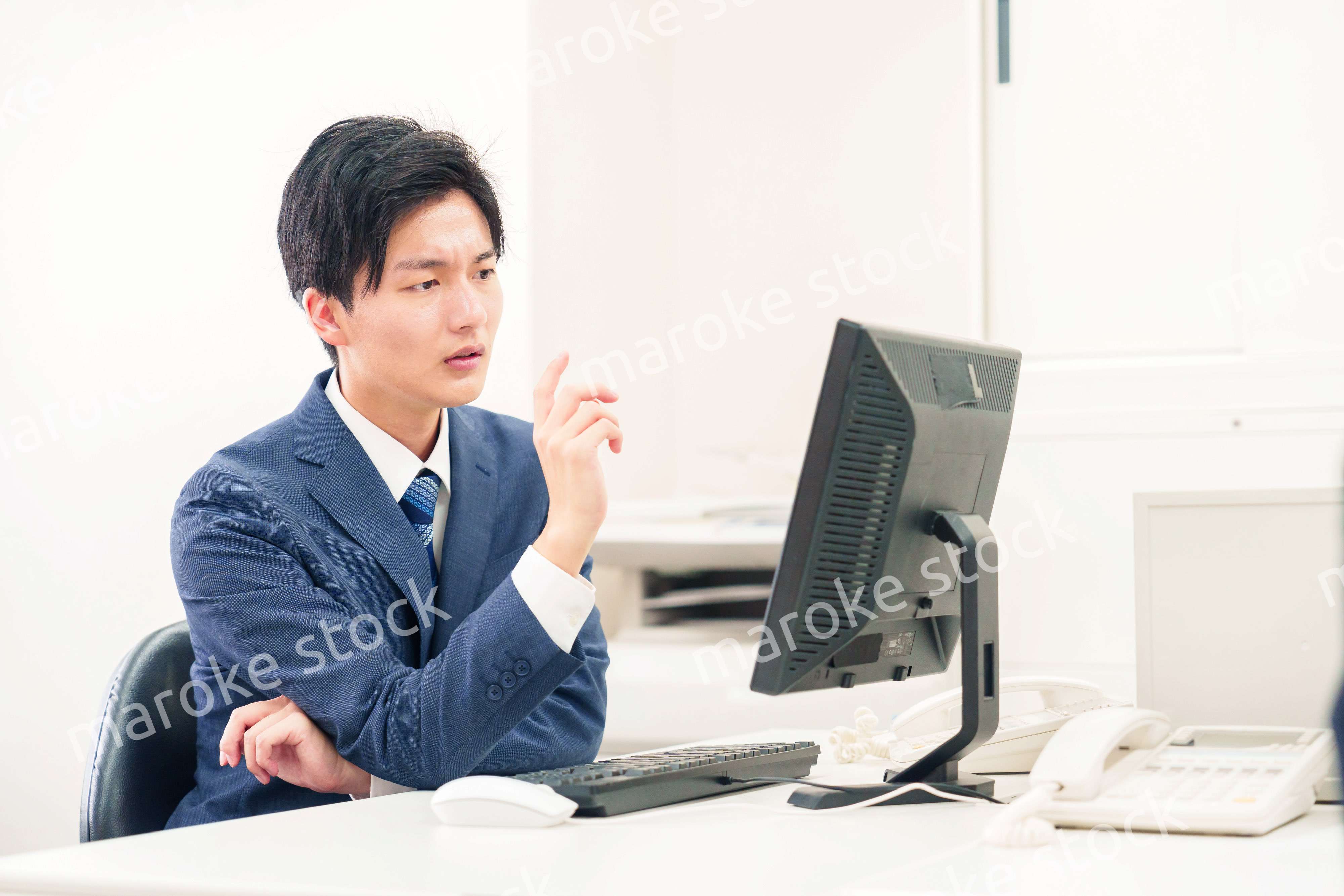 仕事がうまくいかずネガティブな表情を浮かべるビジネスマン