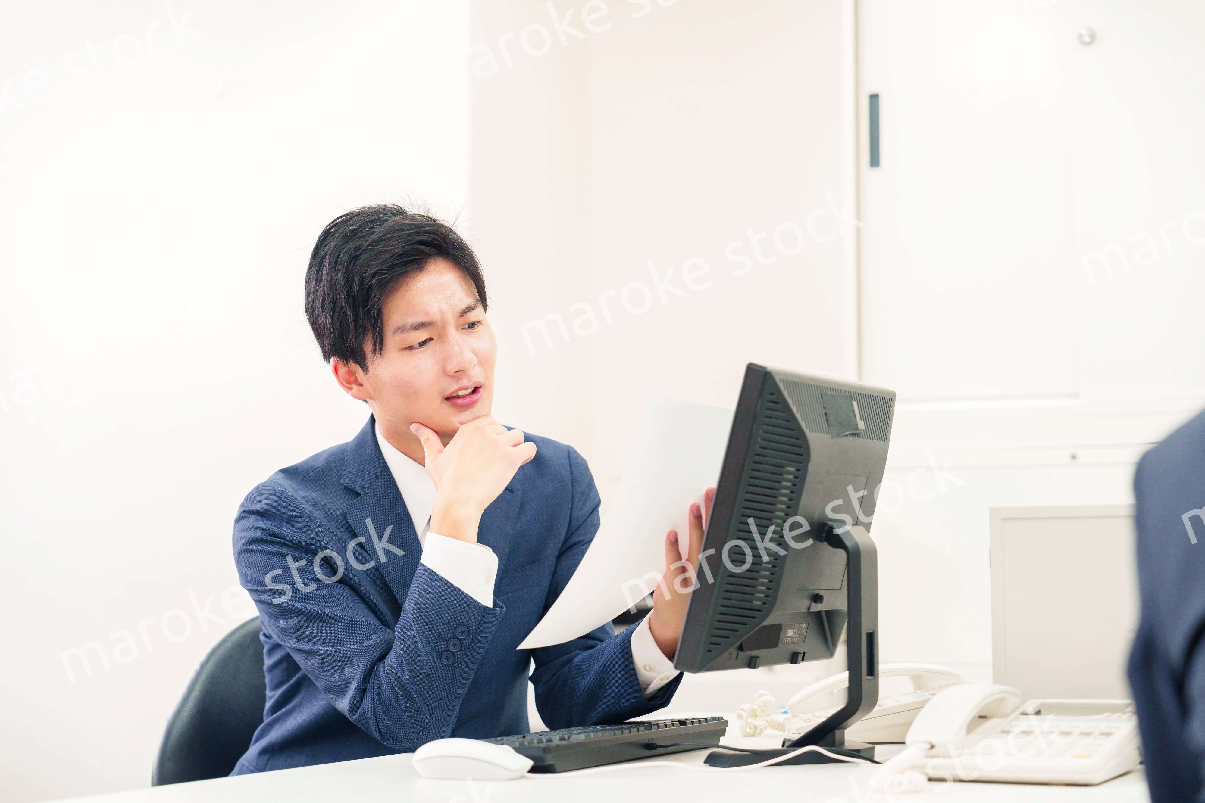 仕事がうまくいかずネガティブな表情を浮かべるビジネスマン