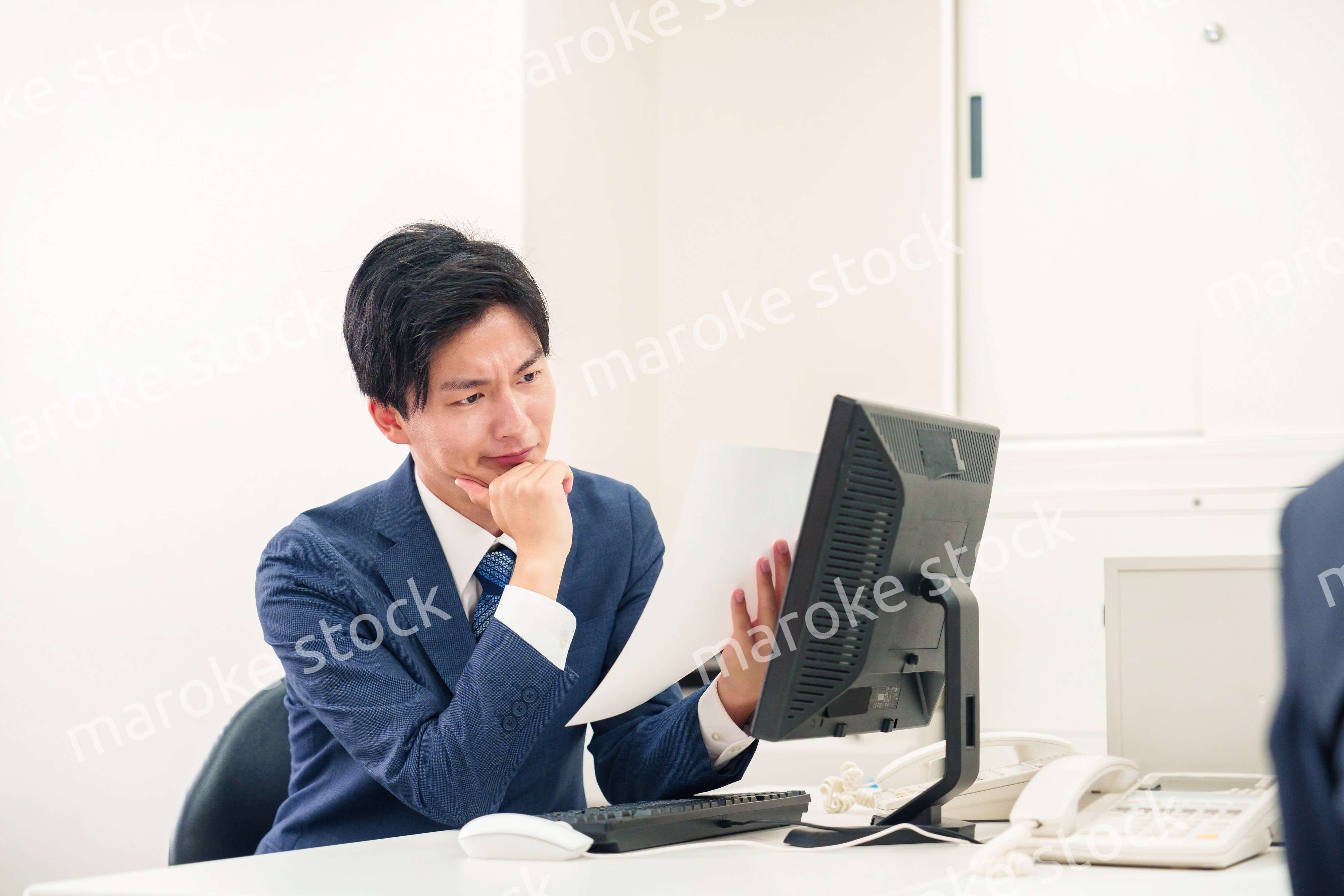 仕事がうまくいかずネガティブな表情を浮かべるビジネスマン