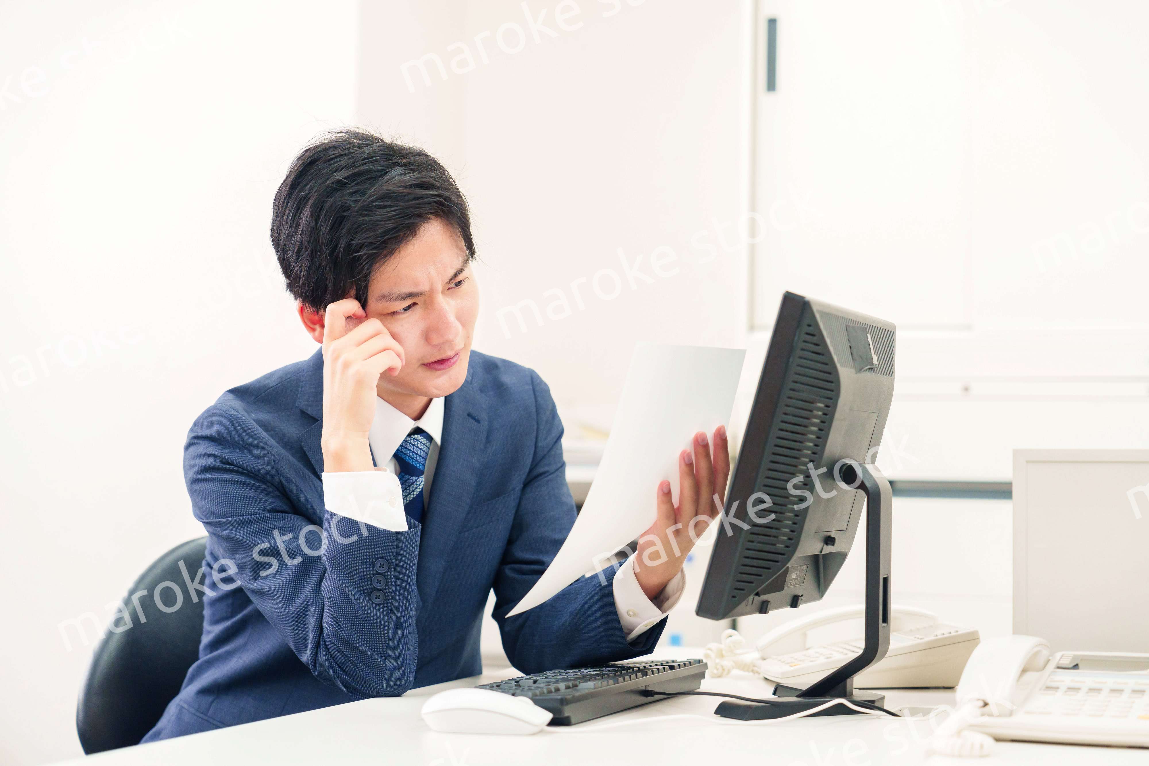 仕事がうまくいかずネガティブな表情を浮かべるビジネスマン