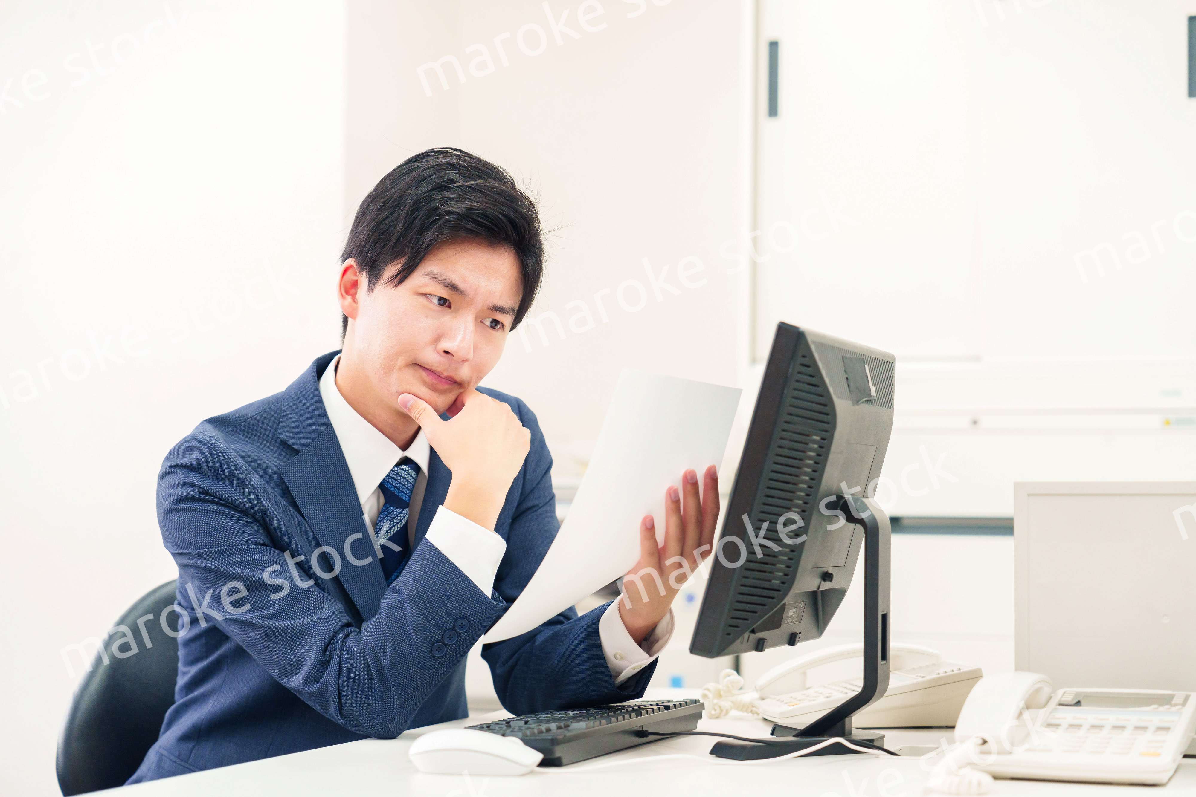 仕事がうまくいかずネガティブな表情を浮かべるビジネスマン