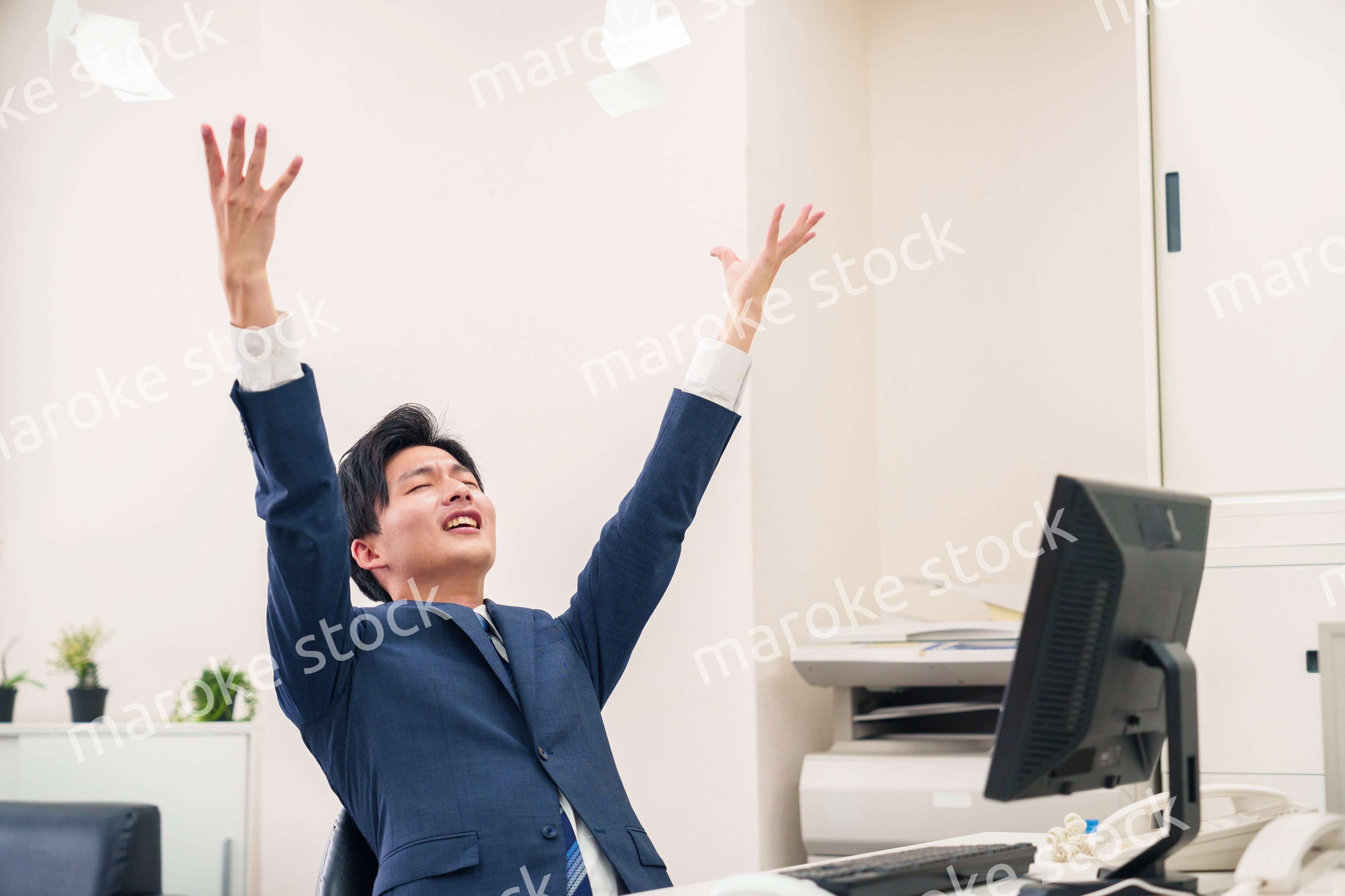 オフィスで書類を破り捨てるビジネスマン