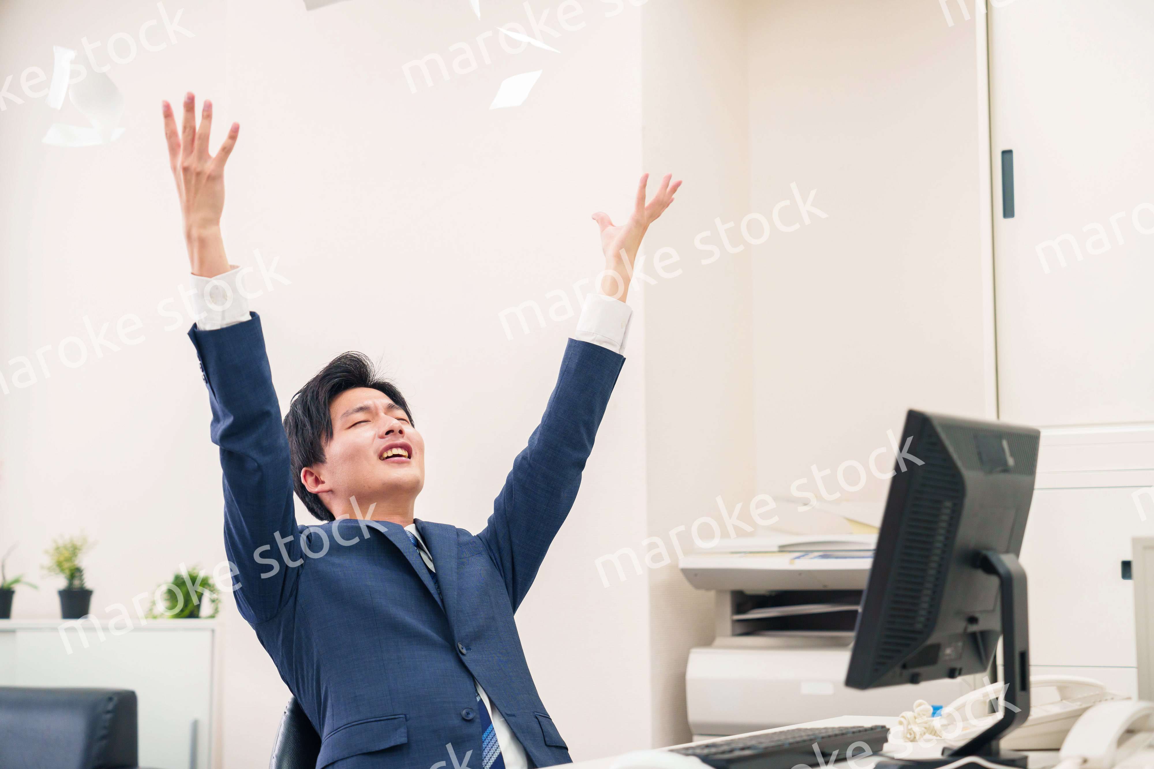 オフィスで書類を破り捨てるビジネスマン