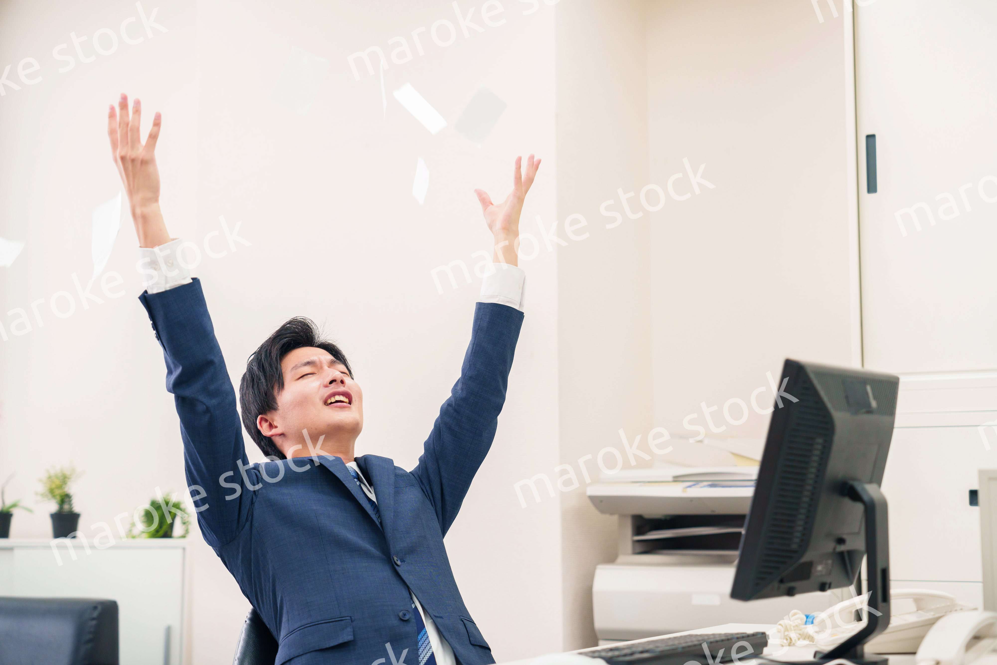 オフィスで書類を破り捨てるビジネスマン