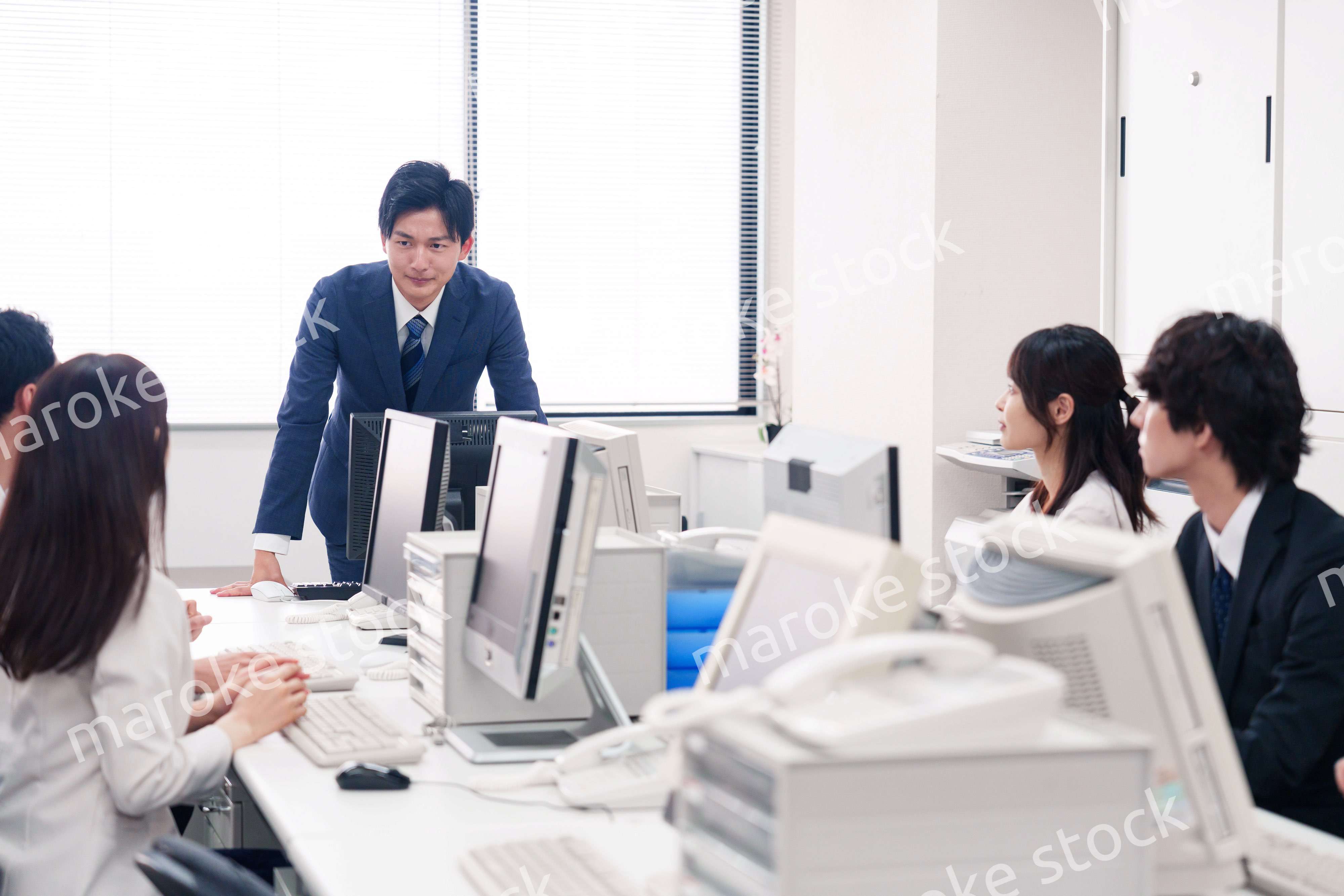 オフィスで働く複数のビジネスパーソン