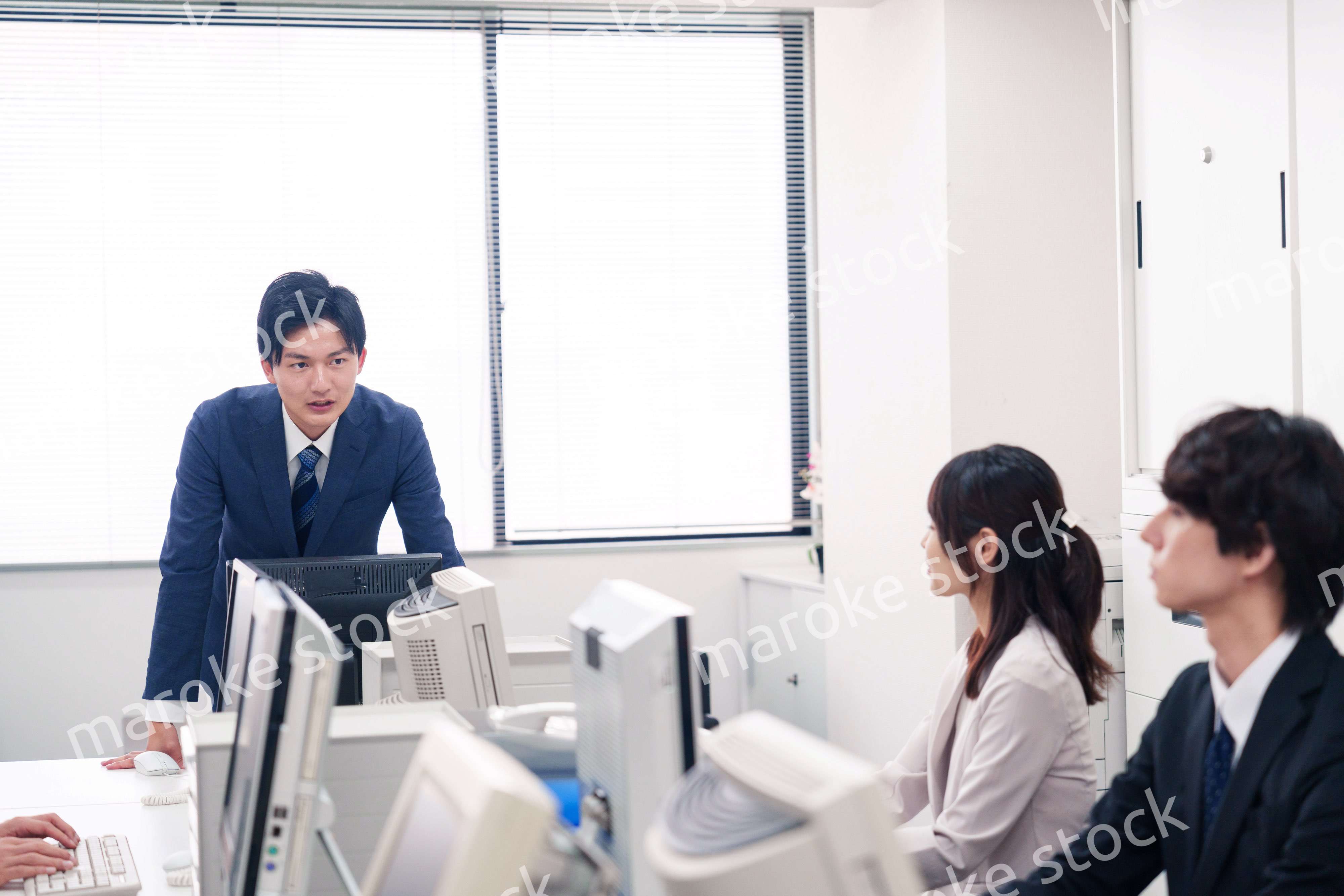 オフィスで働く複数のビジネスパーソン