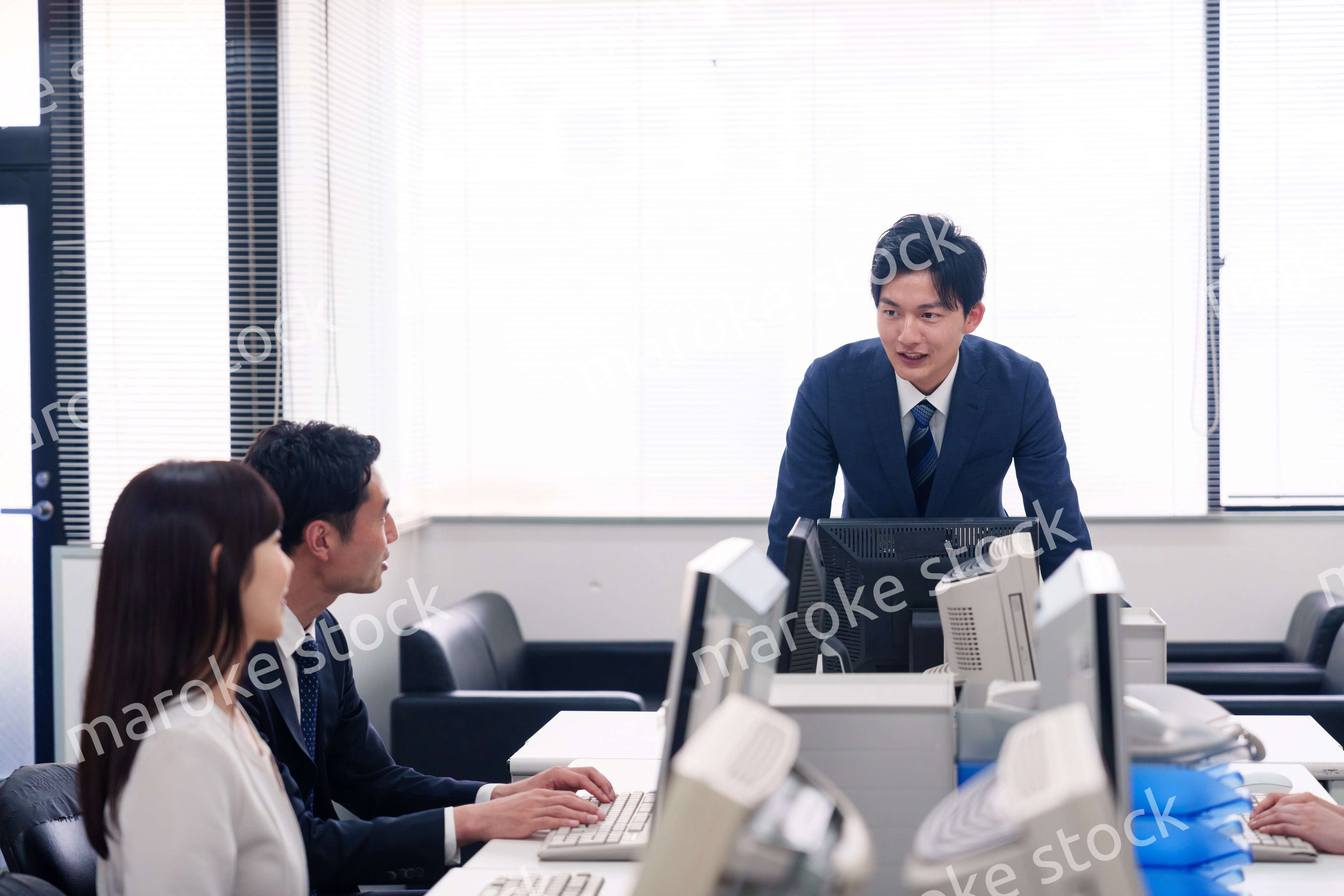 オフィスで働く複数のビジネスパーソン