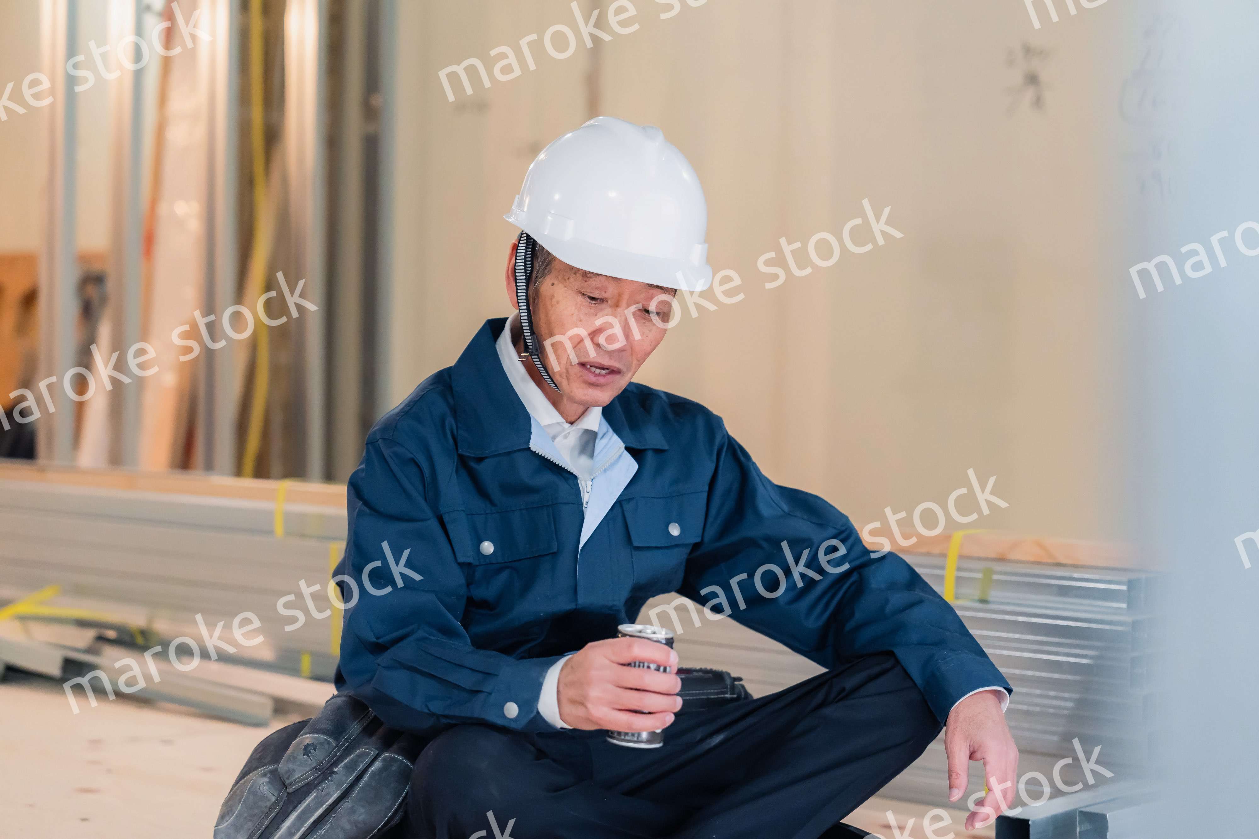 現場で休憩をする大工さん