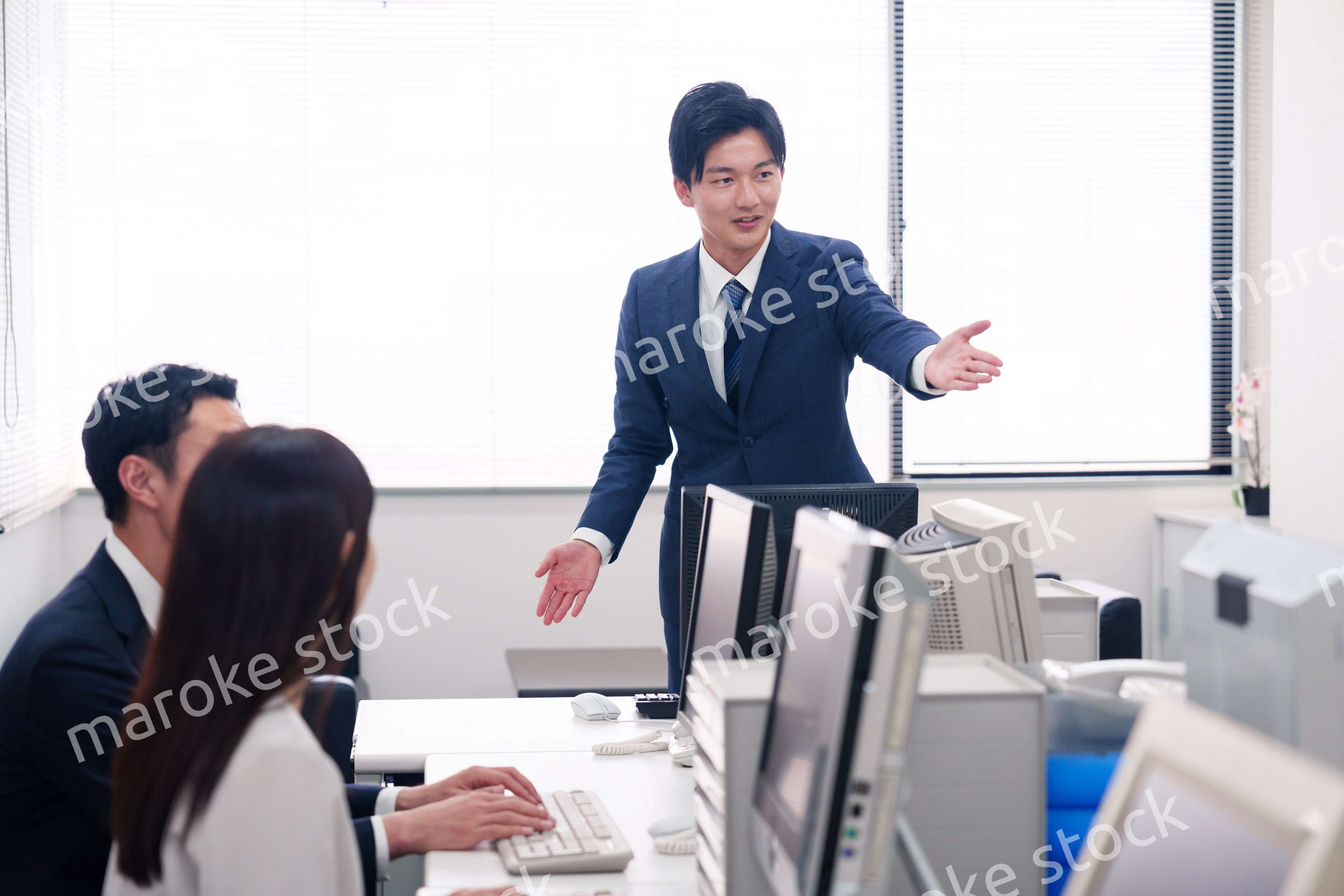 オフィスで働く複数のビジネスパーソン