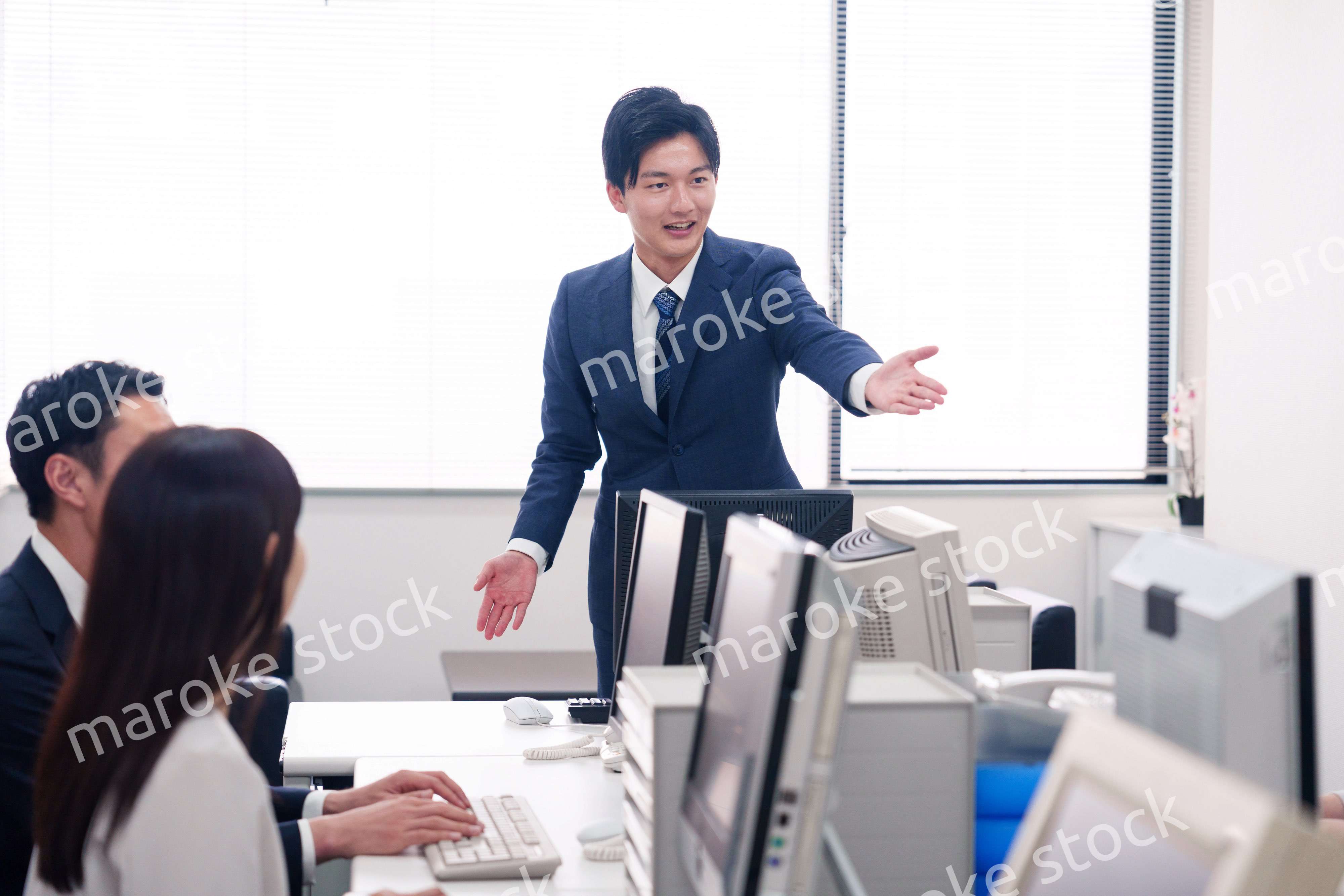 オフィスで働く複数のビジネスパーソン