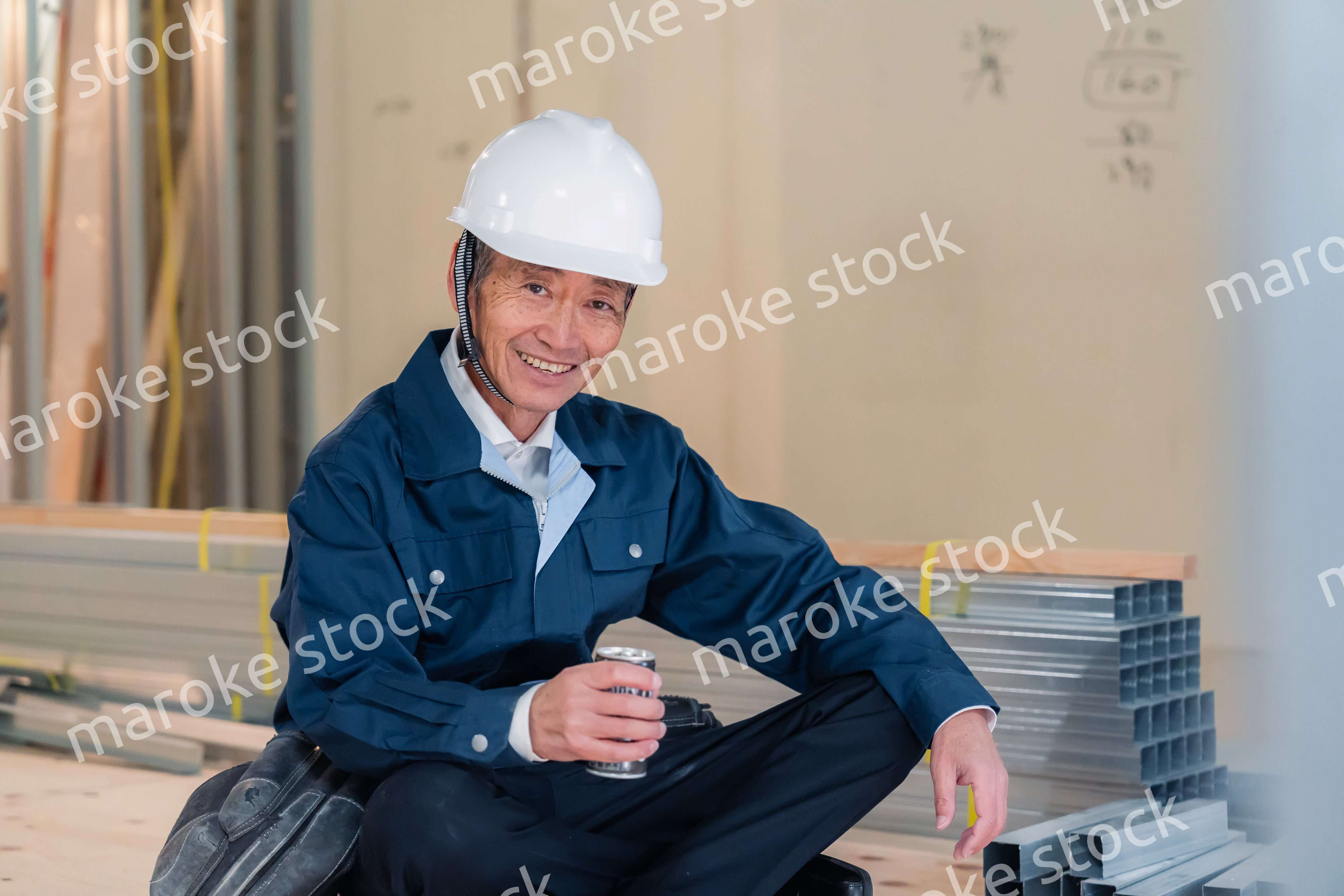 現場で休憩をする大工さん