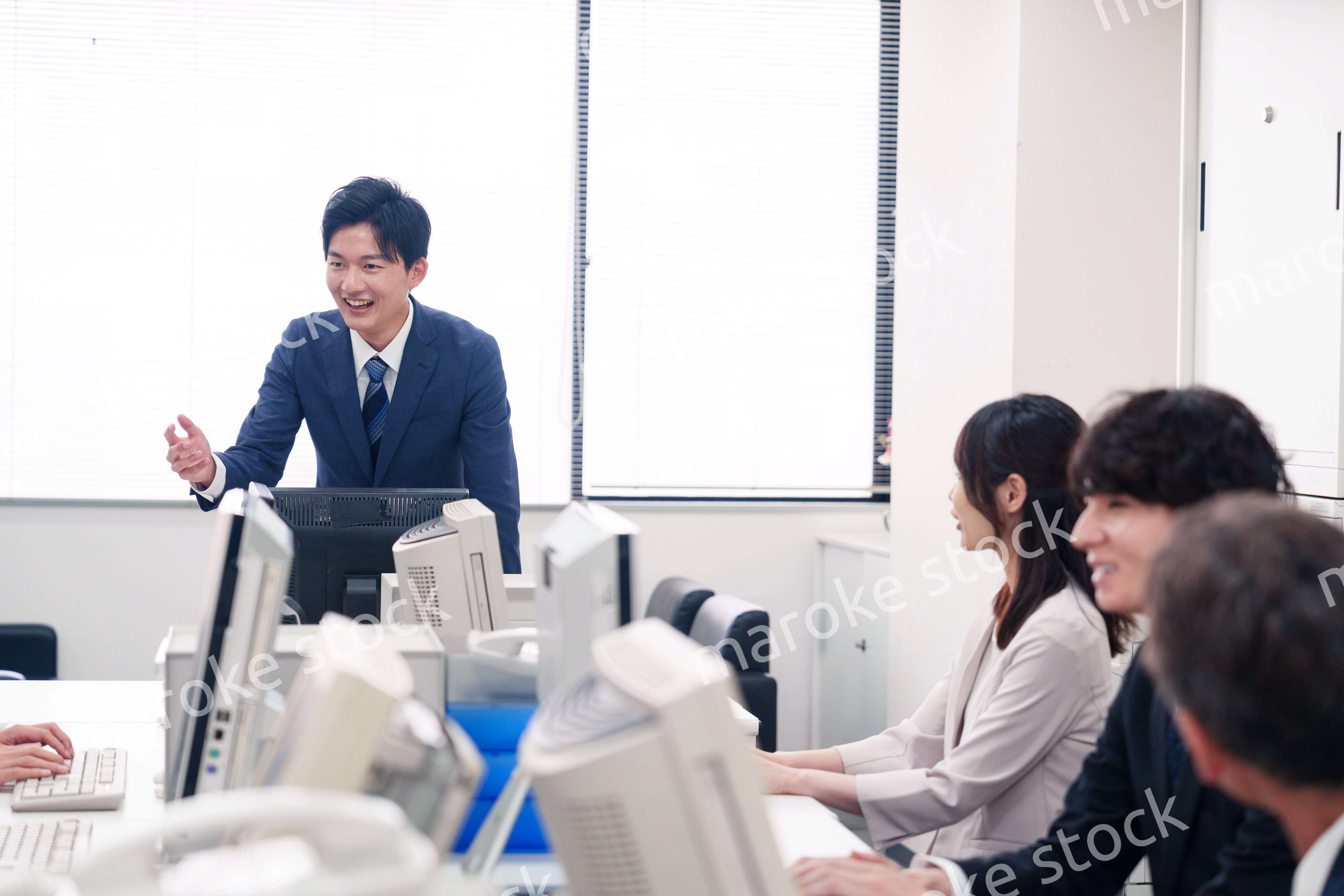 オフィスで働く複数のビジネスパーソン