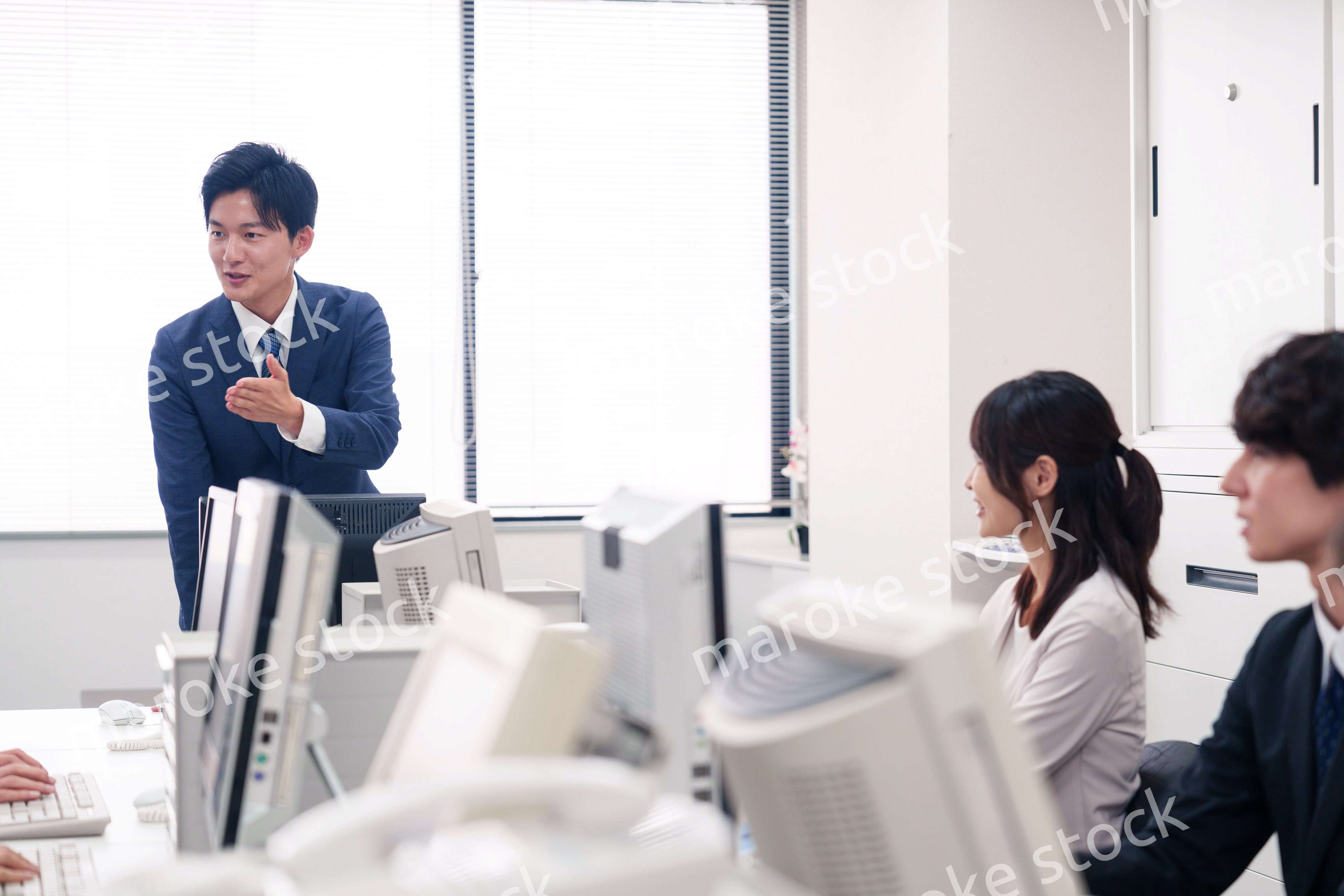 オフィスで働く複数のビジネスパーソン