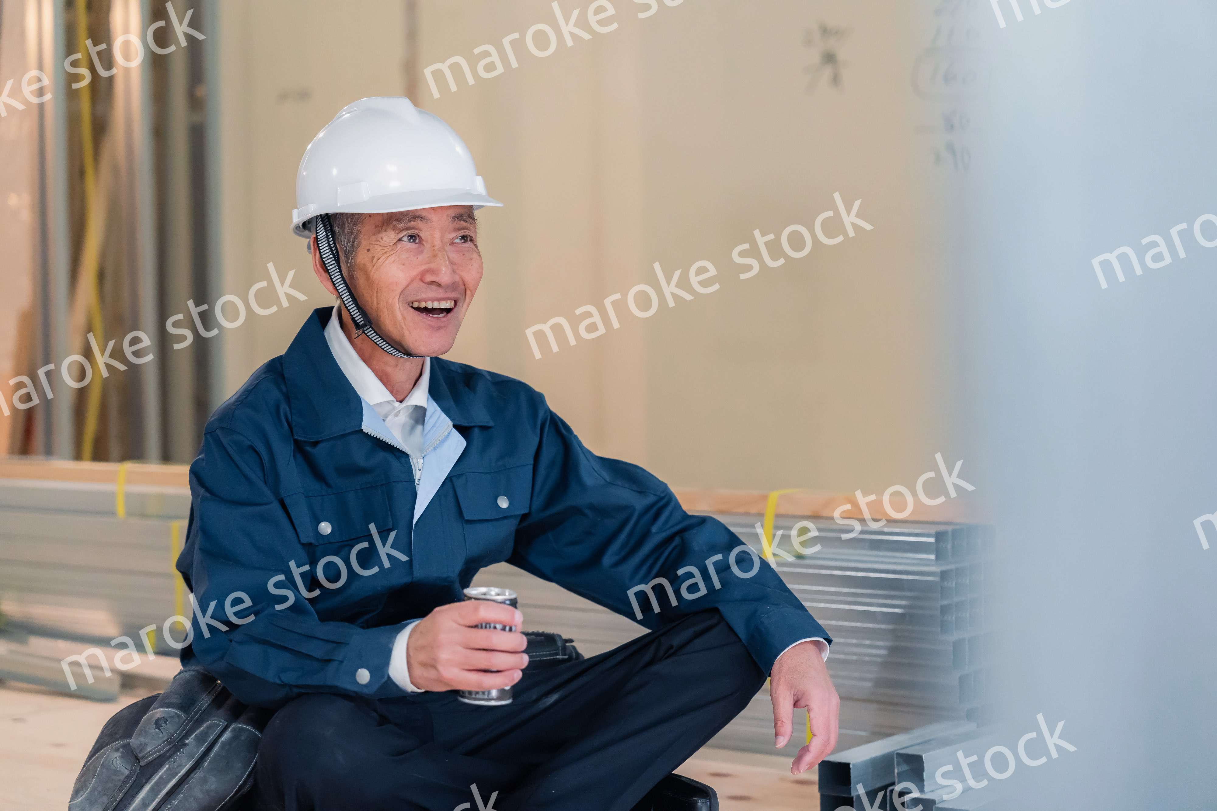 現場で休憩をする大工さん