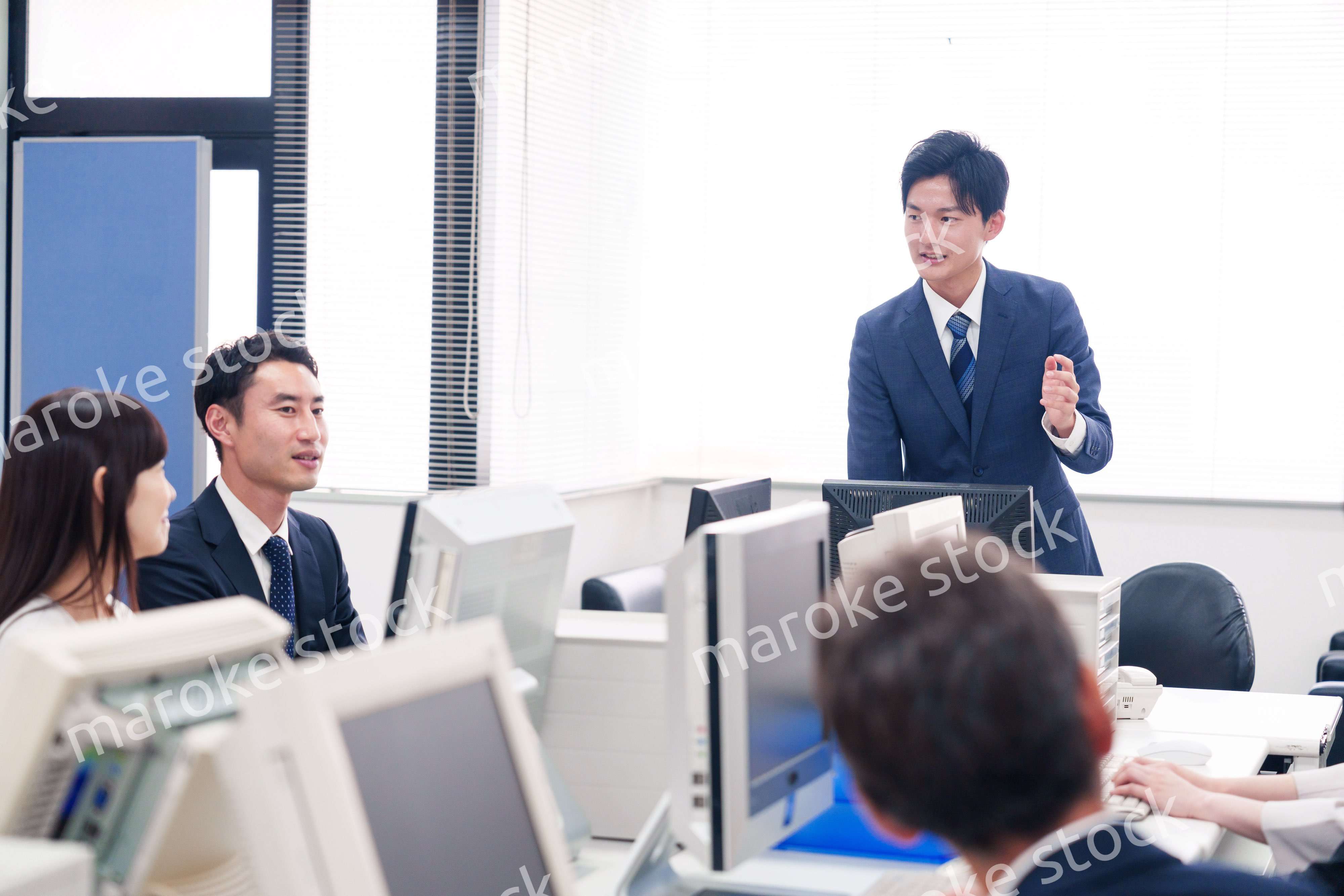 オフィスで働く複数のビジネスパーソン