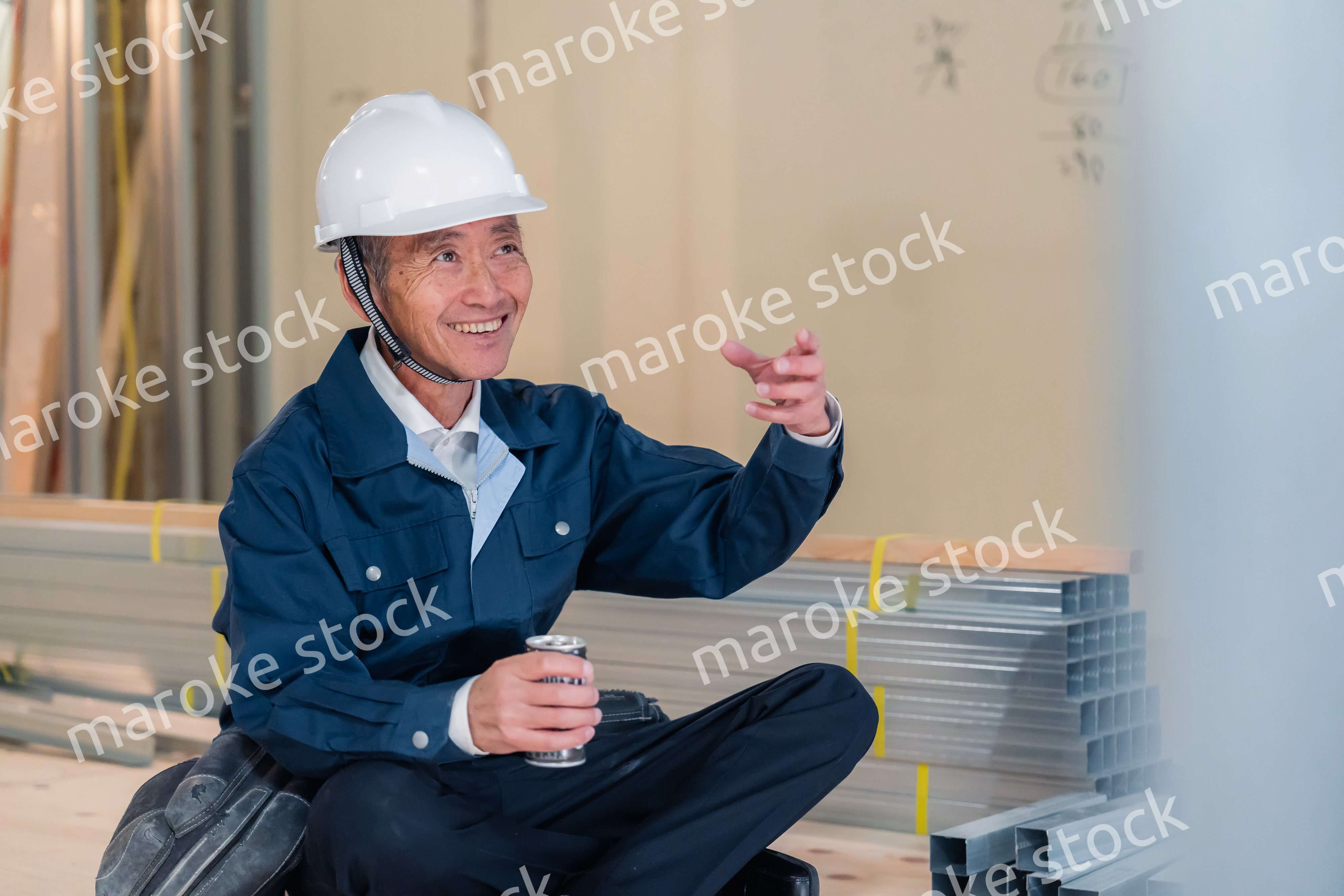 現場で休憩をする大工さん