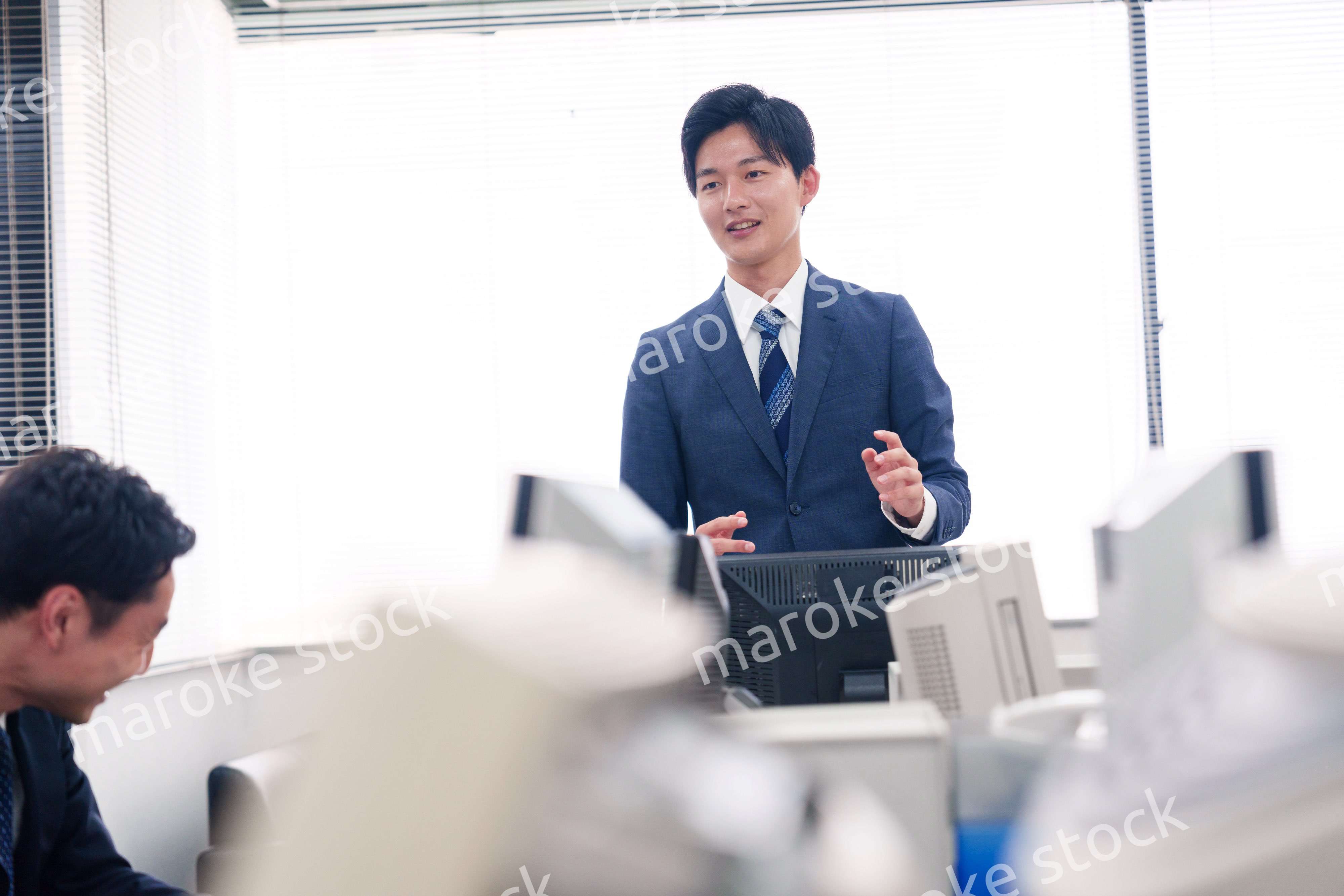 オフィスで働く複数のビジネスパーソン