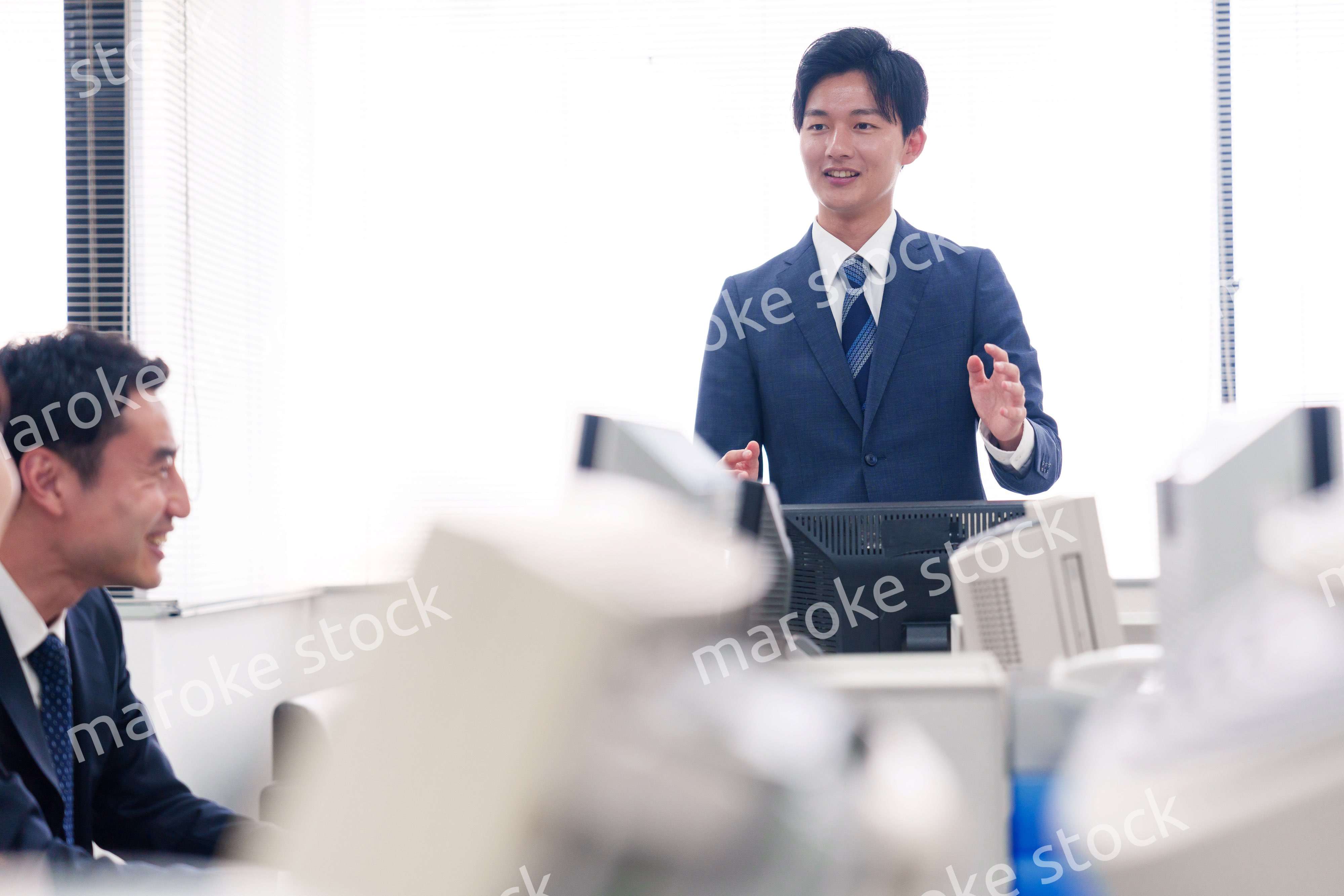 オフィスで働く複数のビジネスパーソン