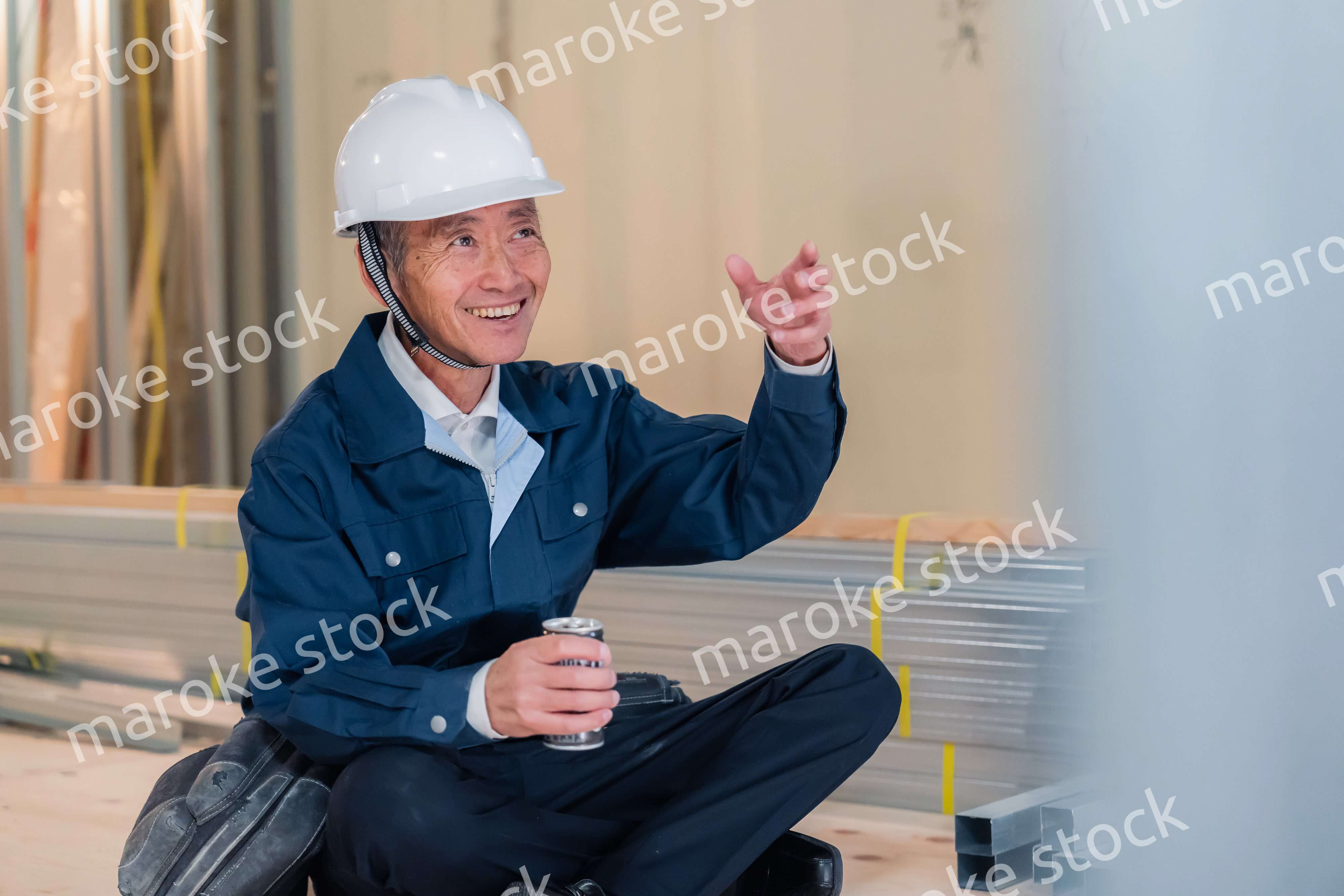 現場で休憩をする大工さん