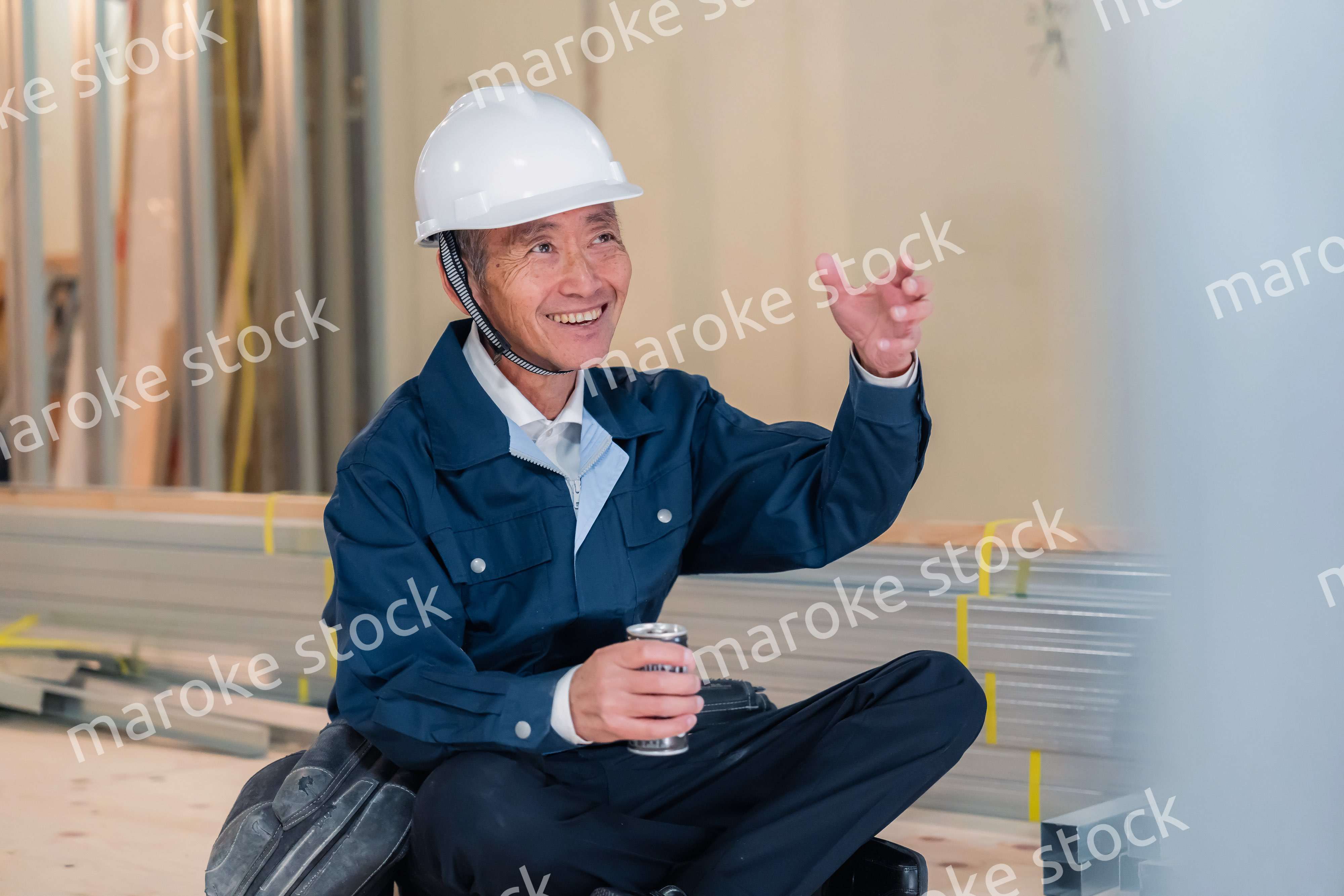 現場で休憩をする大工さん