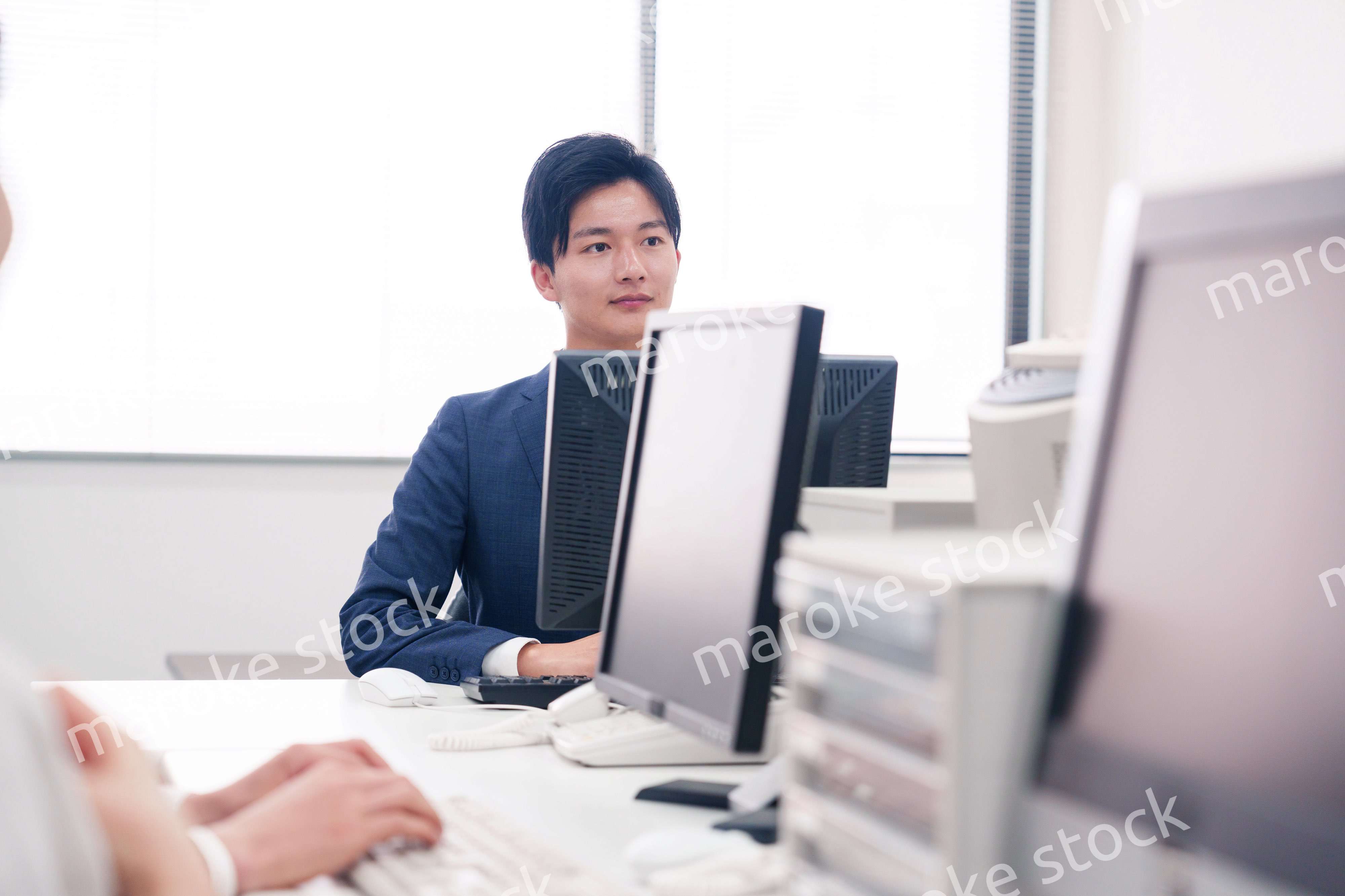 オフィスで働く複数のビジネスパーソン