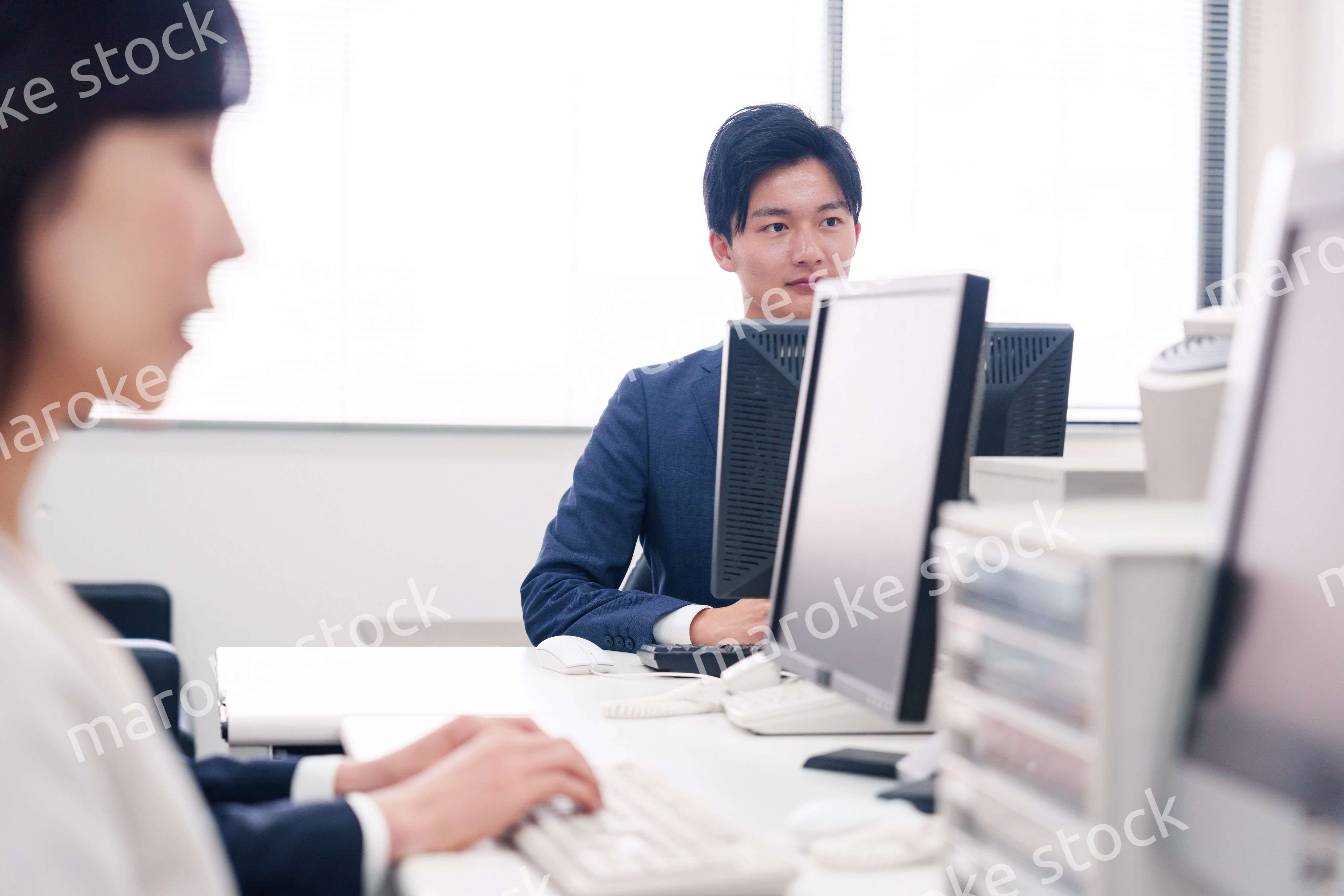 オフィスで働く複数のビジネスパーソン