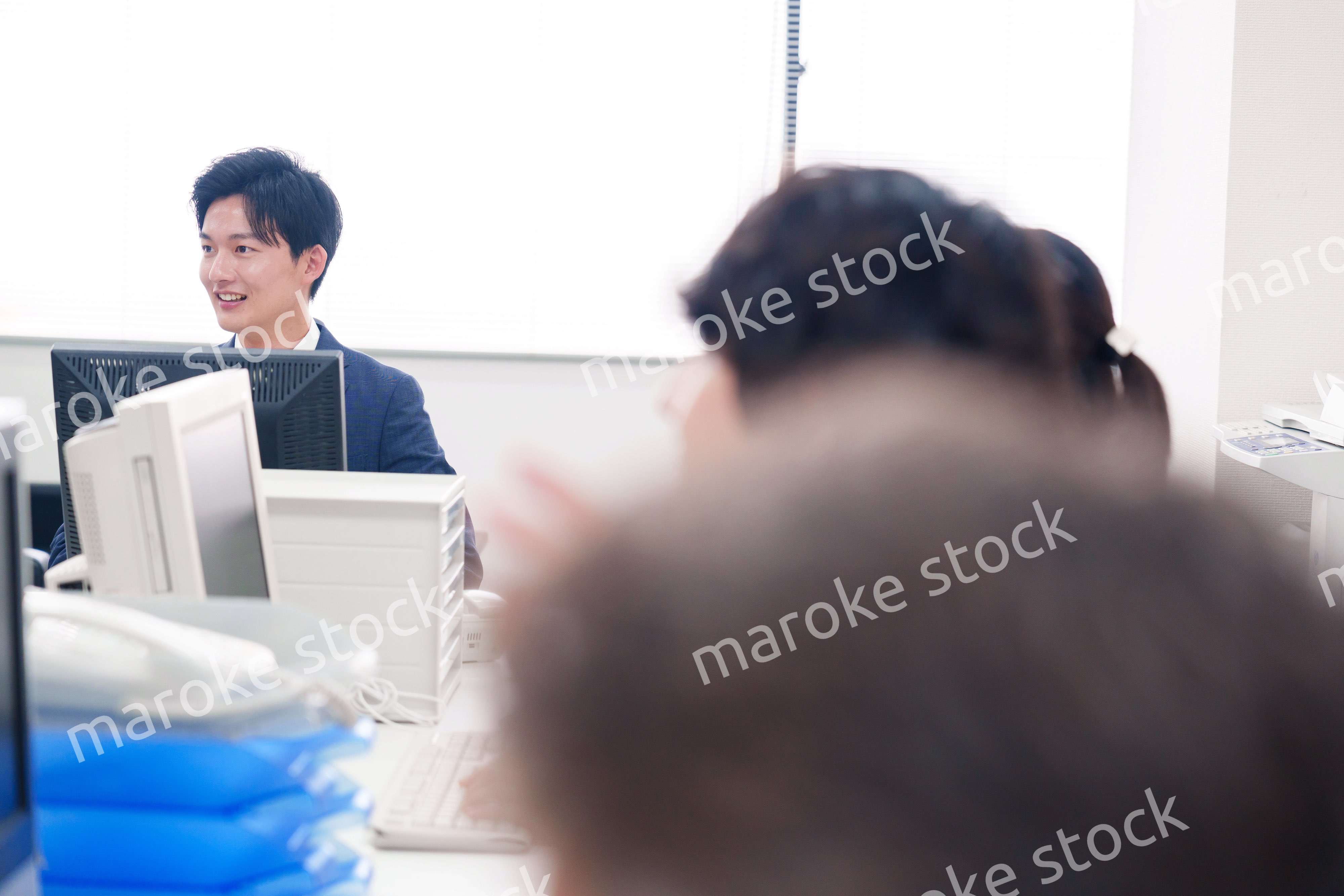 オフィスで働く複数のビジネスパーソン