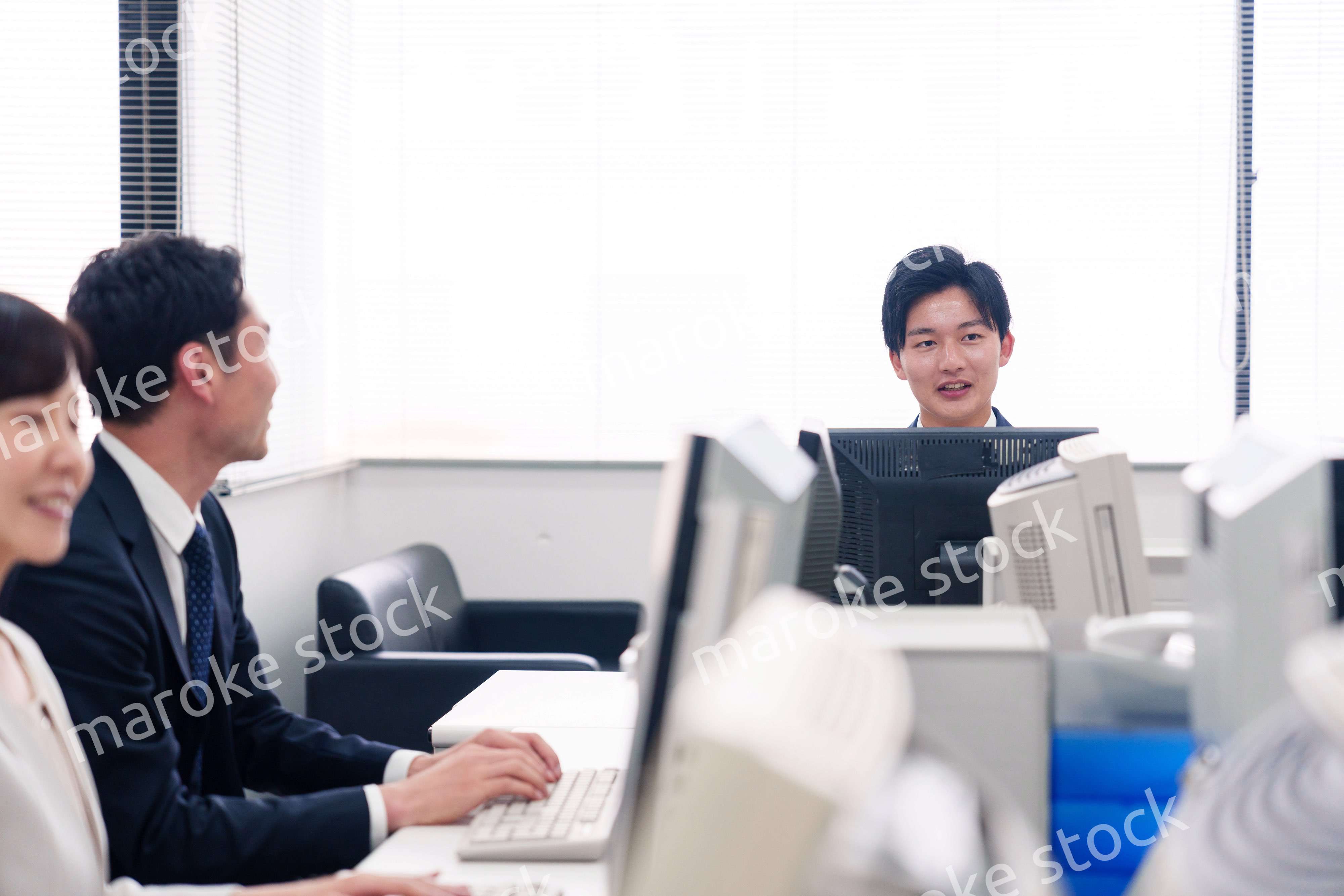 オフィスで働く複数のビジネスパーソン