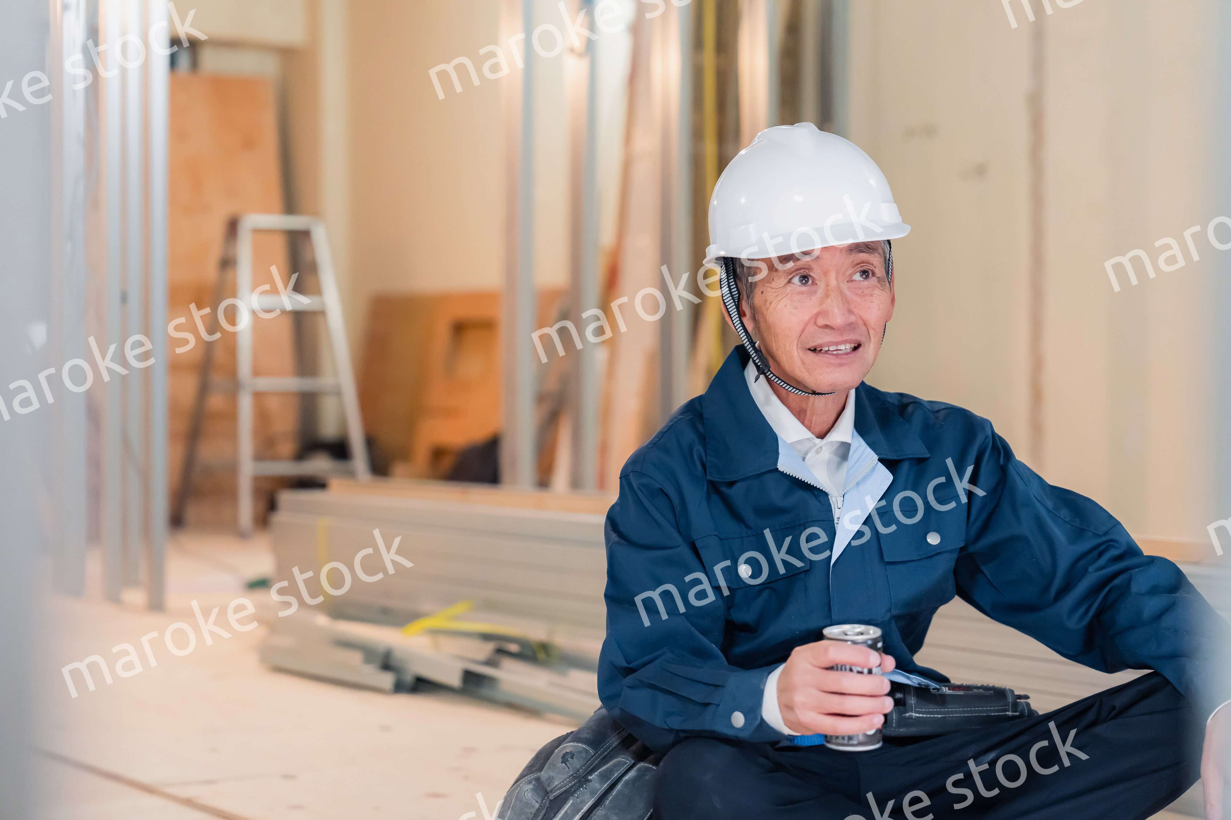 現場で休憩をする大工さん