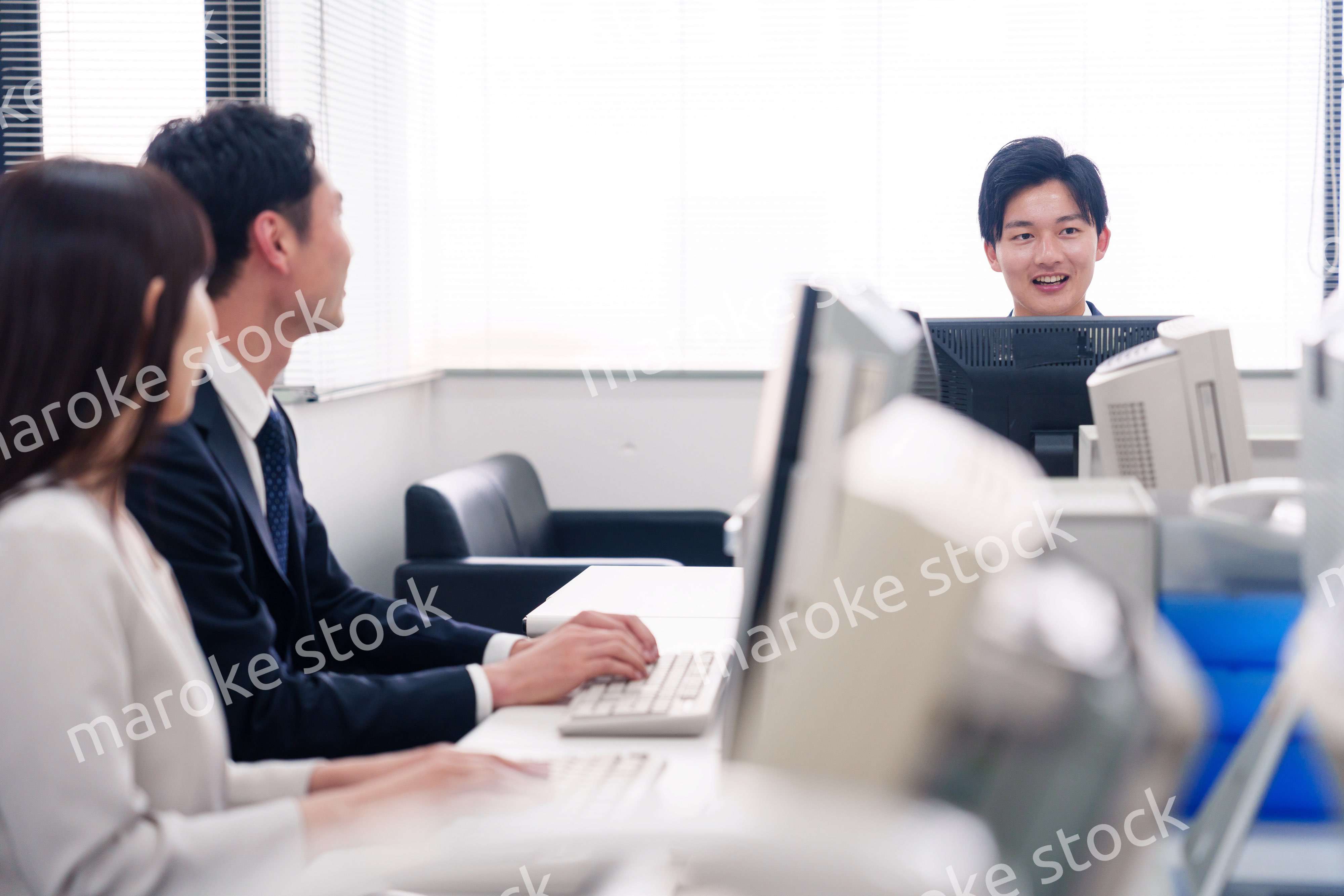 オフィスで働く複数のビジネスパーソン
