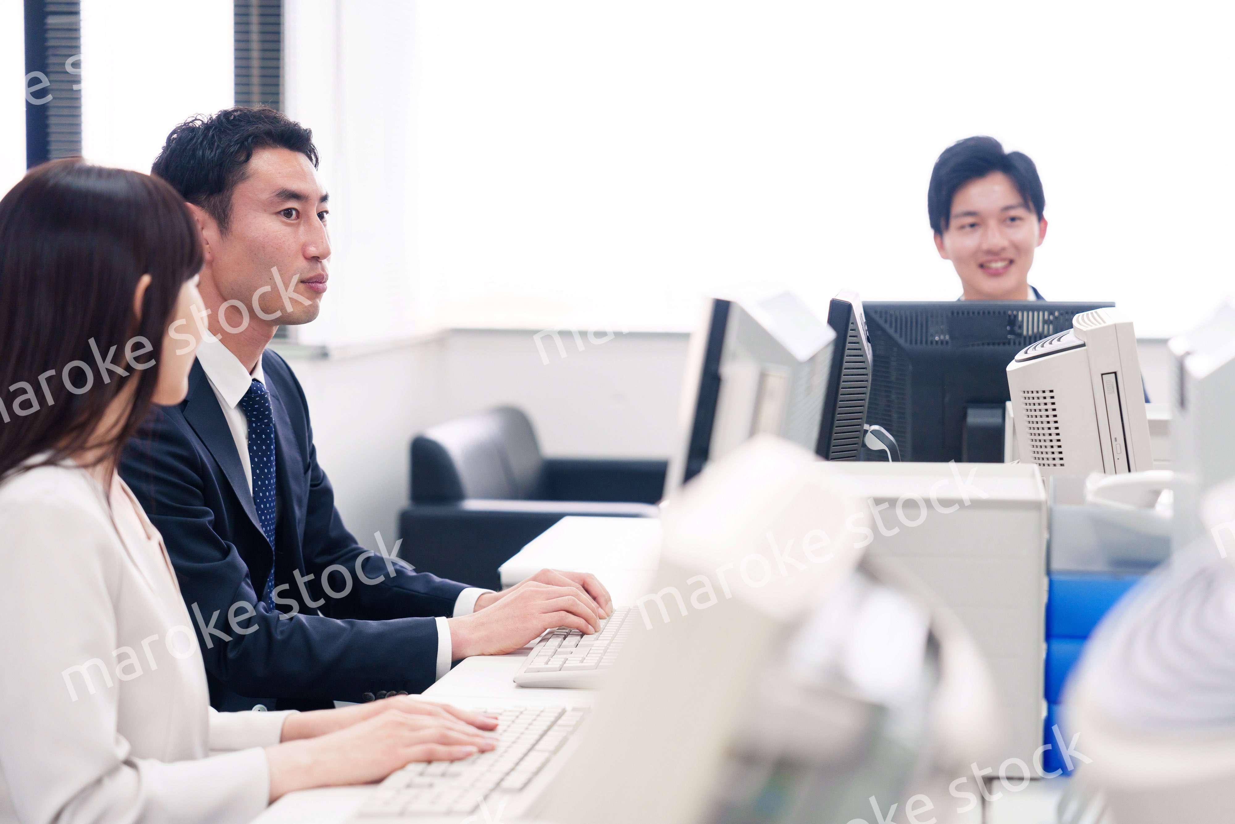 オフィスで働く複数のビジネスパーソン